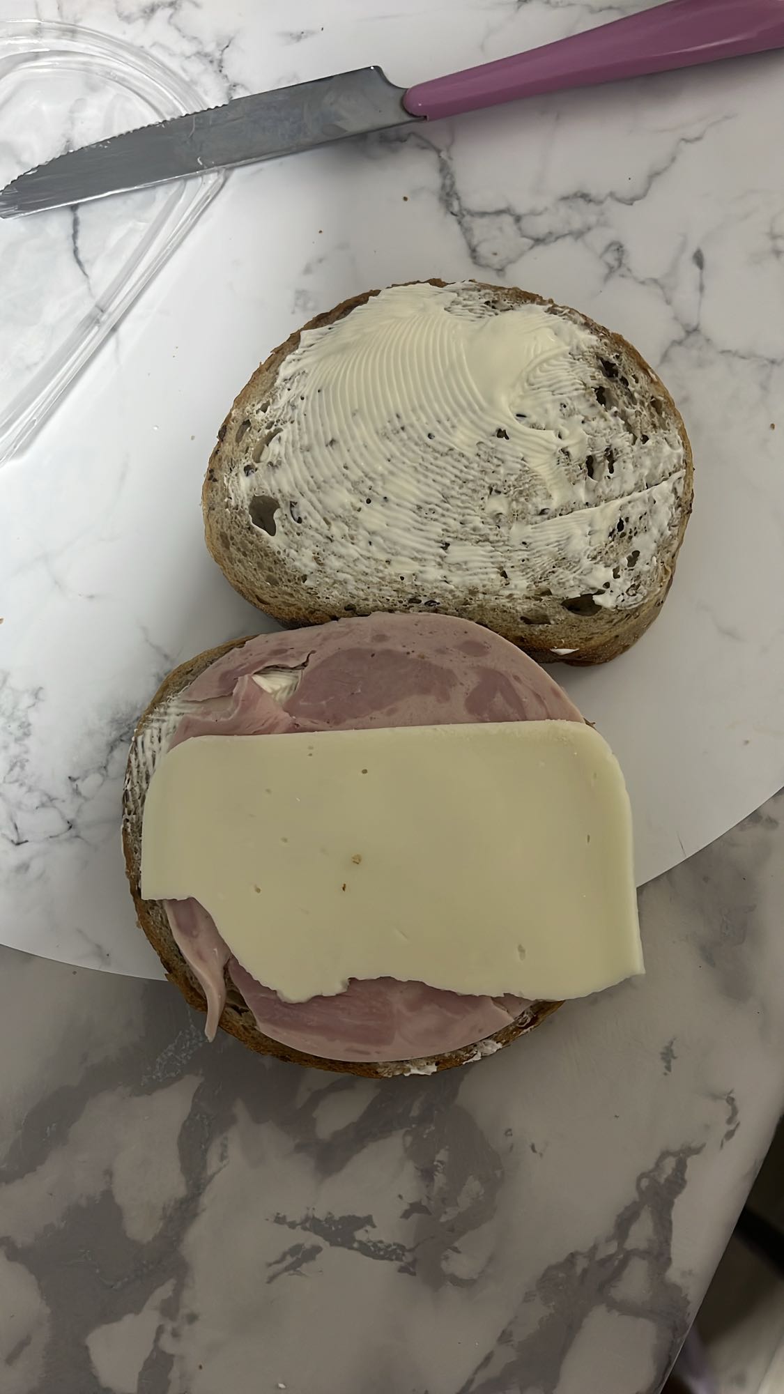 Sandviș cu șuncă și cașcaval