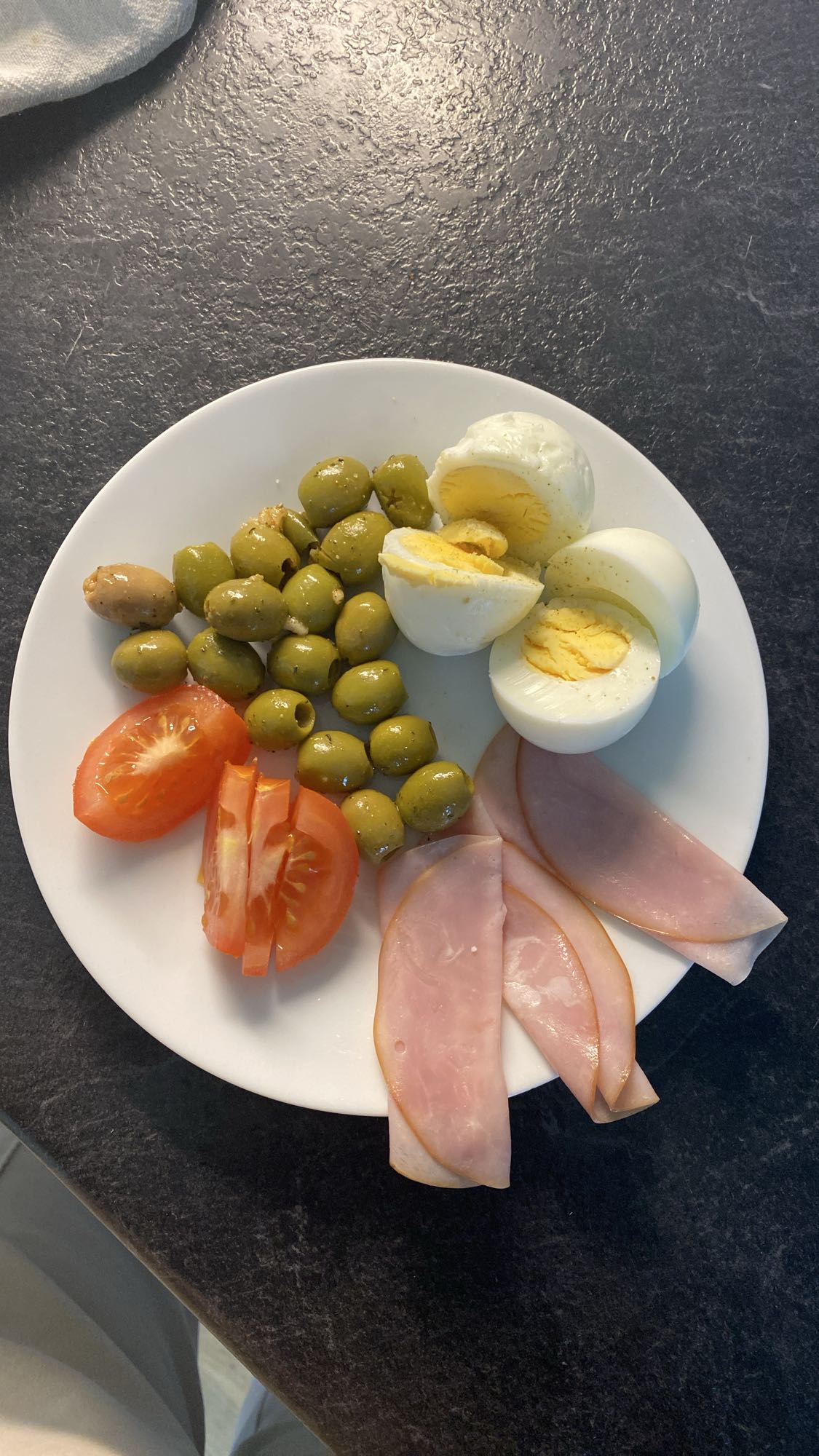 Ägg, skinka, oliver tallrik