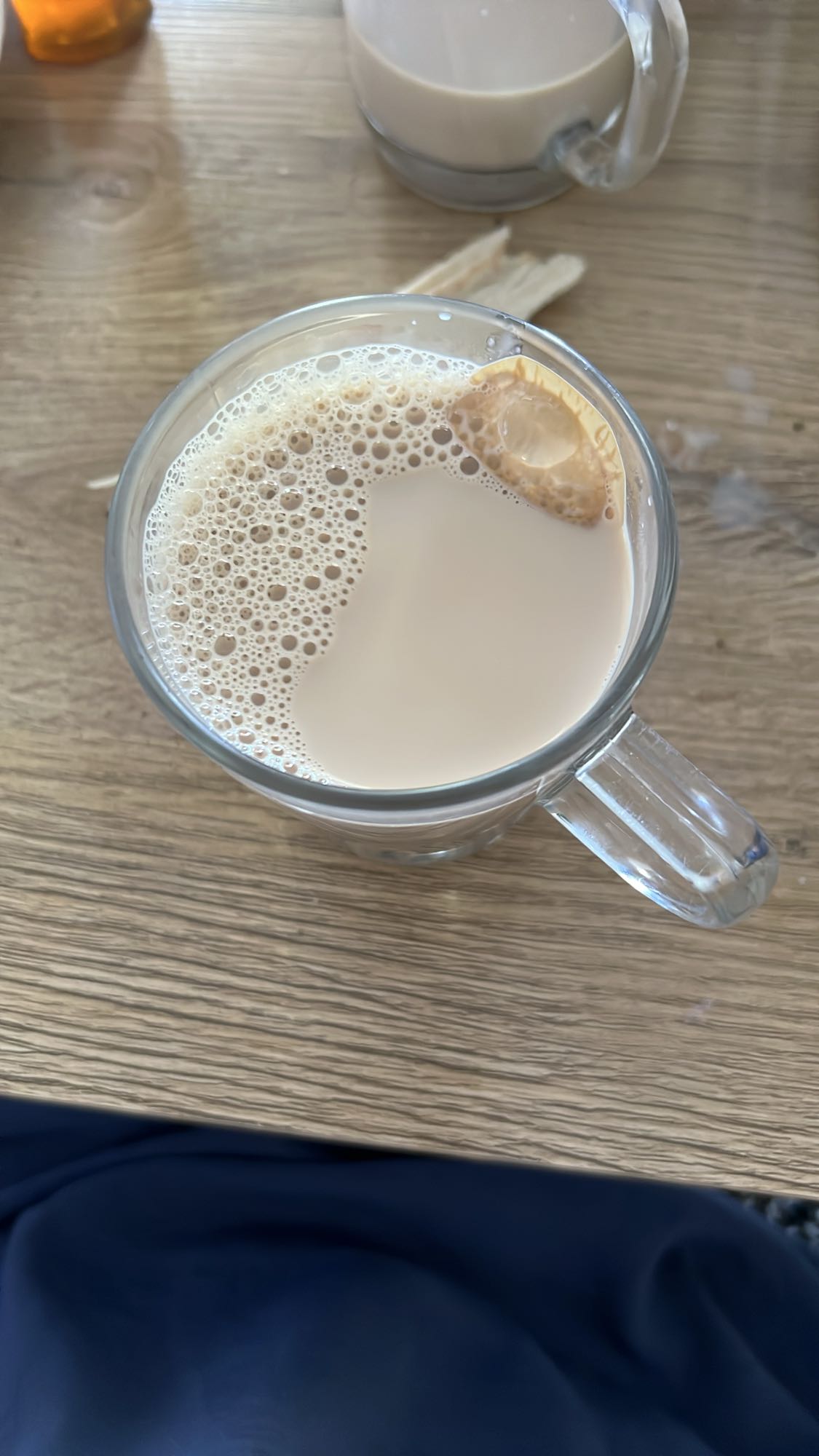 Milk tea with biscuit