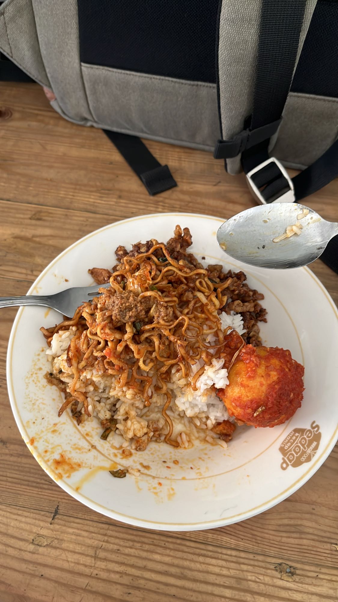 Nasi, mie, daging, telur balado