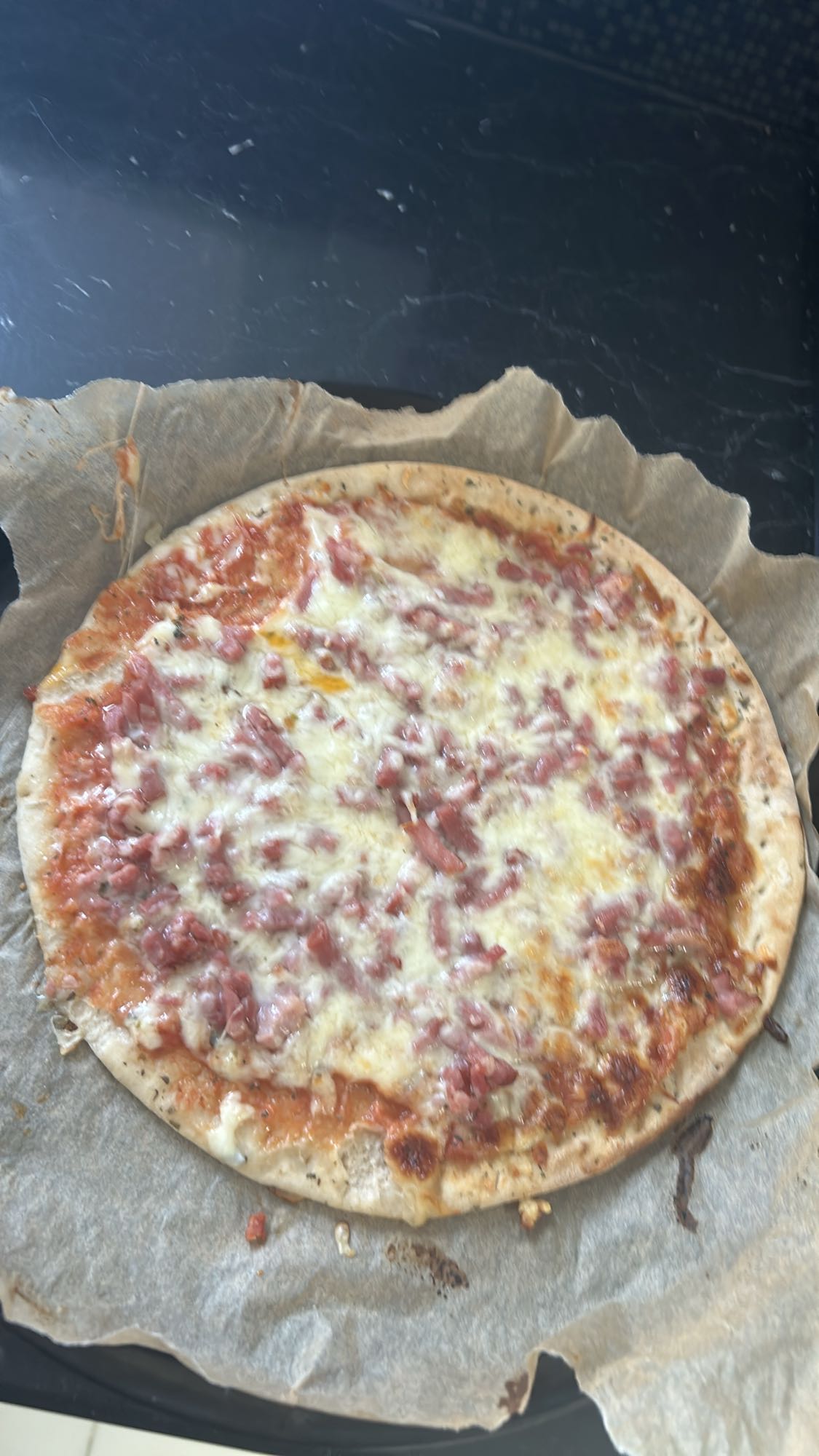 Salami kaas pizza