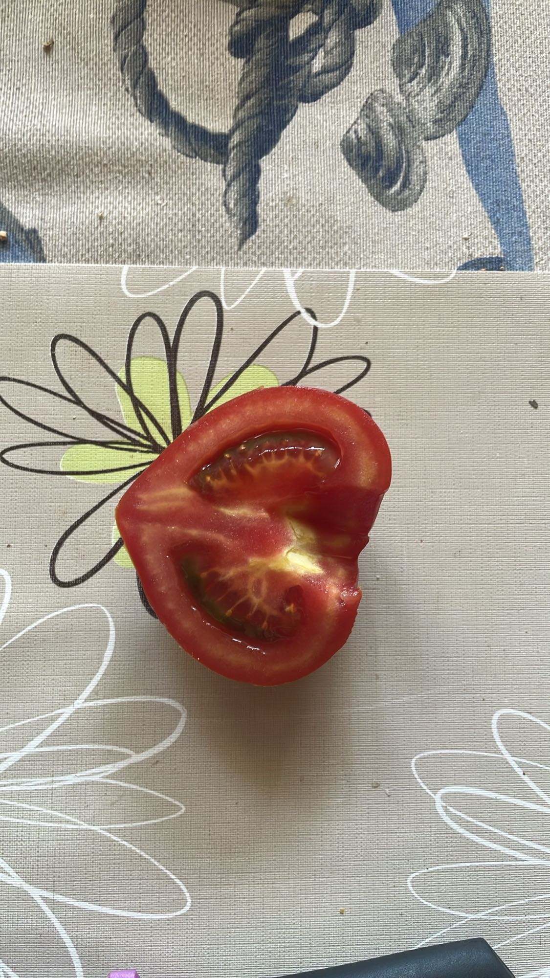 Jumătate de roșie proaspătă