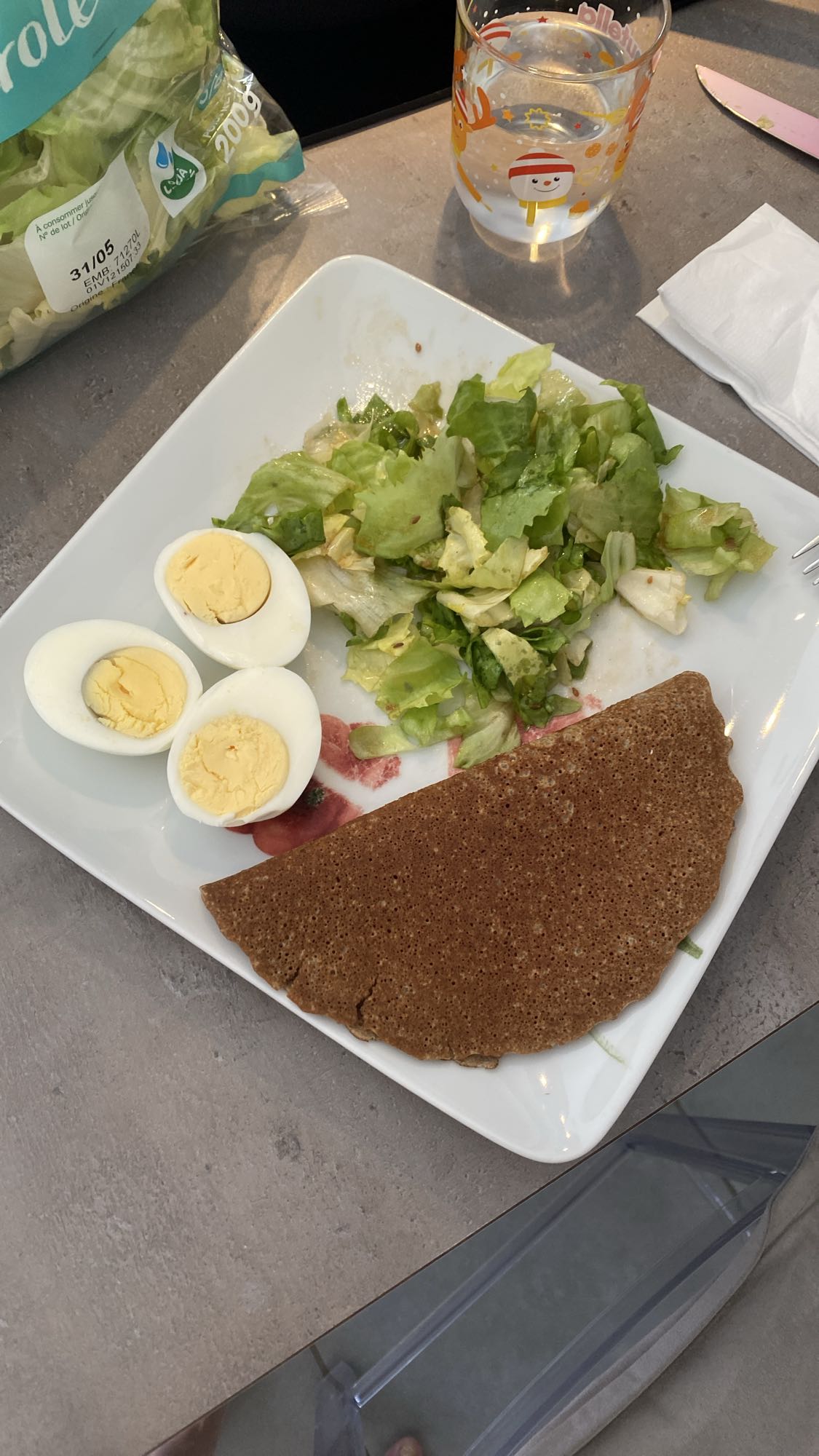 Galette, œufs, salade