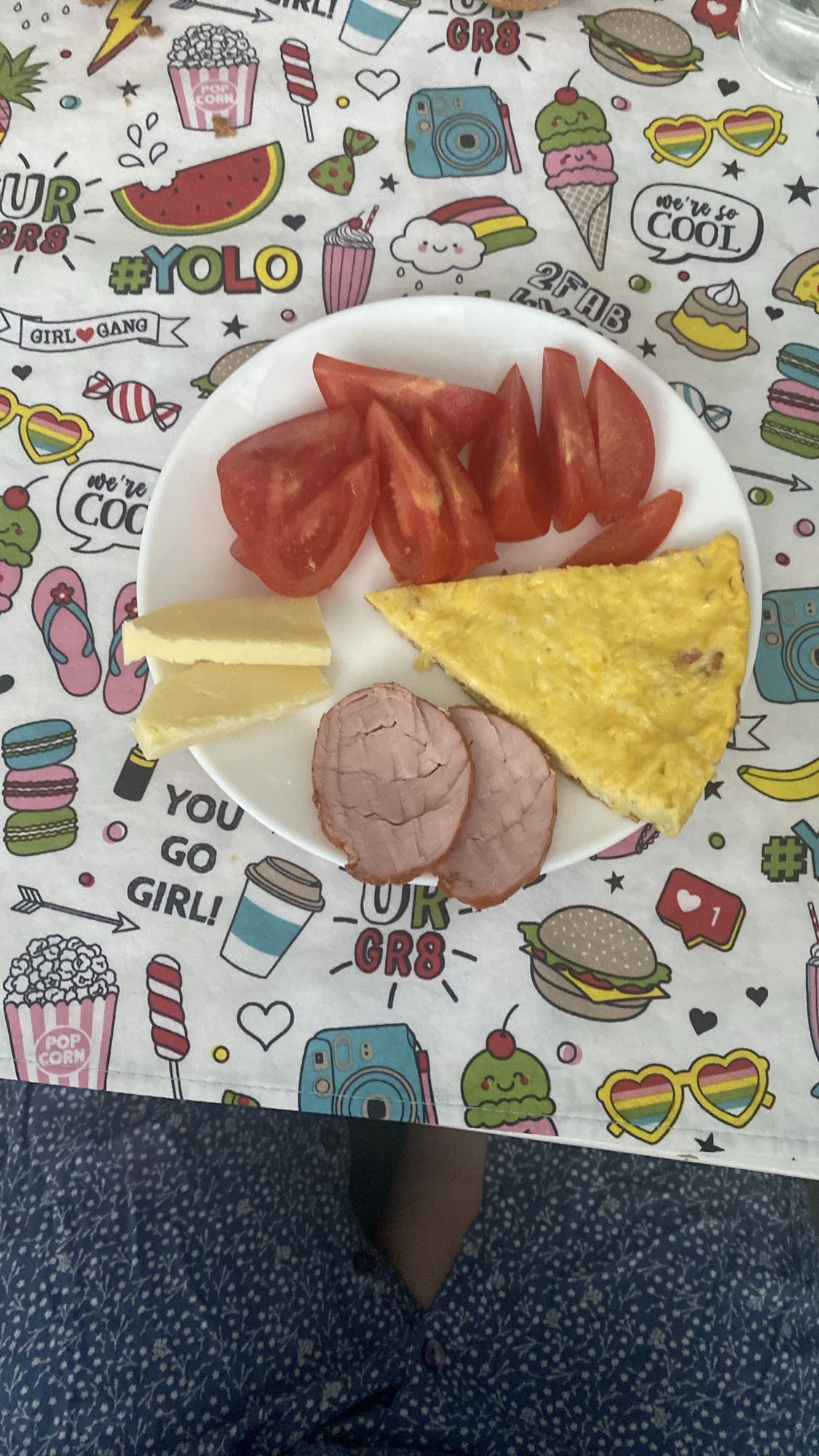 Mic dejun cu omletă și roșii