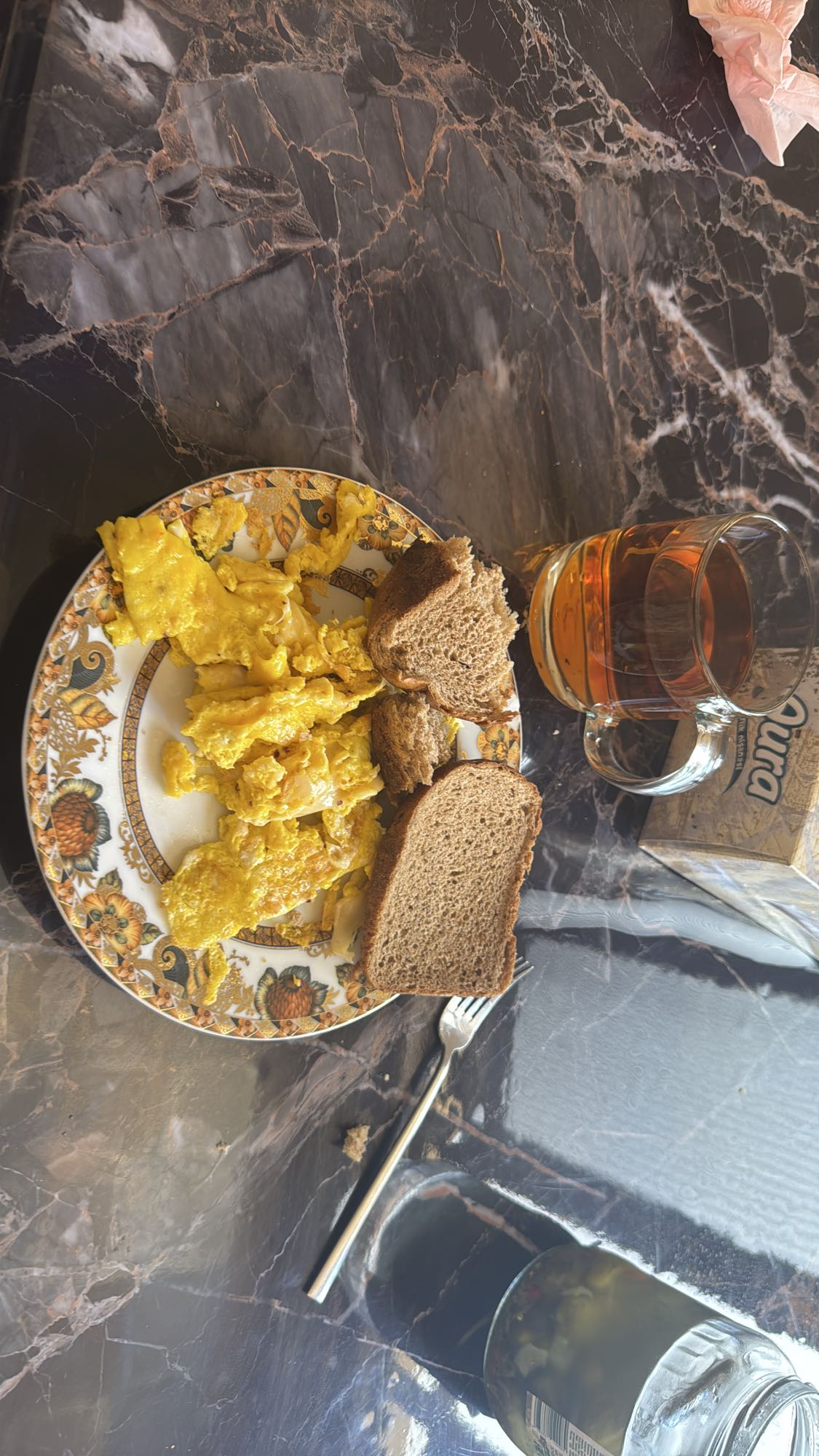 Yumurtalı kahvaltı tabağı