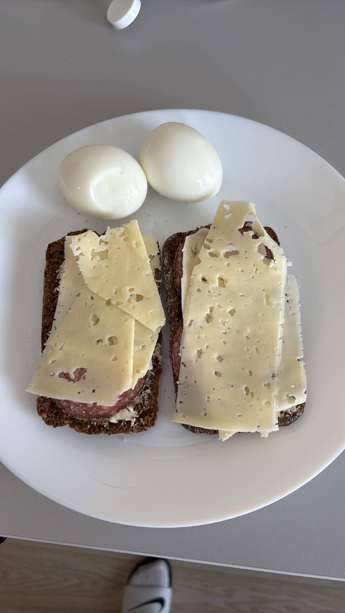 Ostsmörgås med ägg