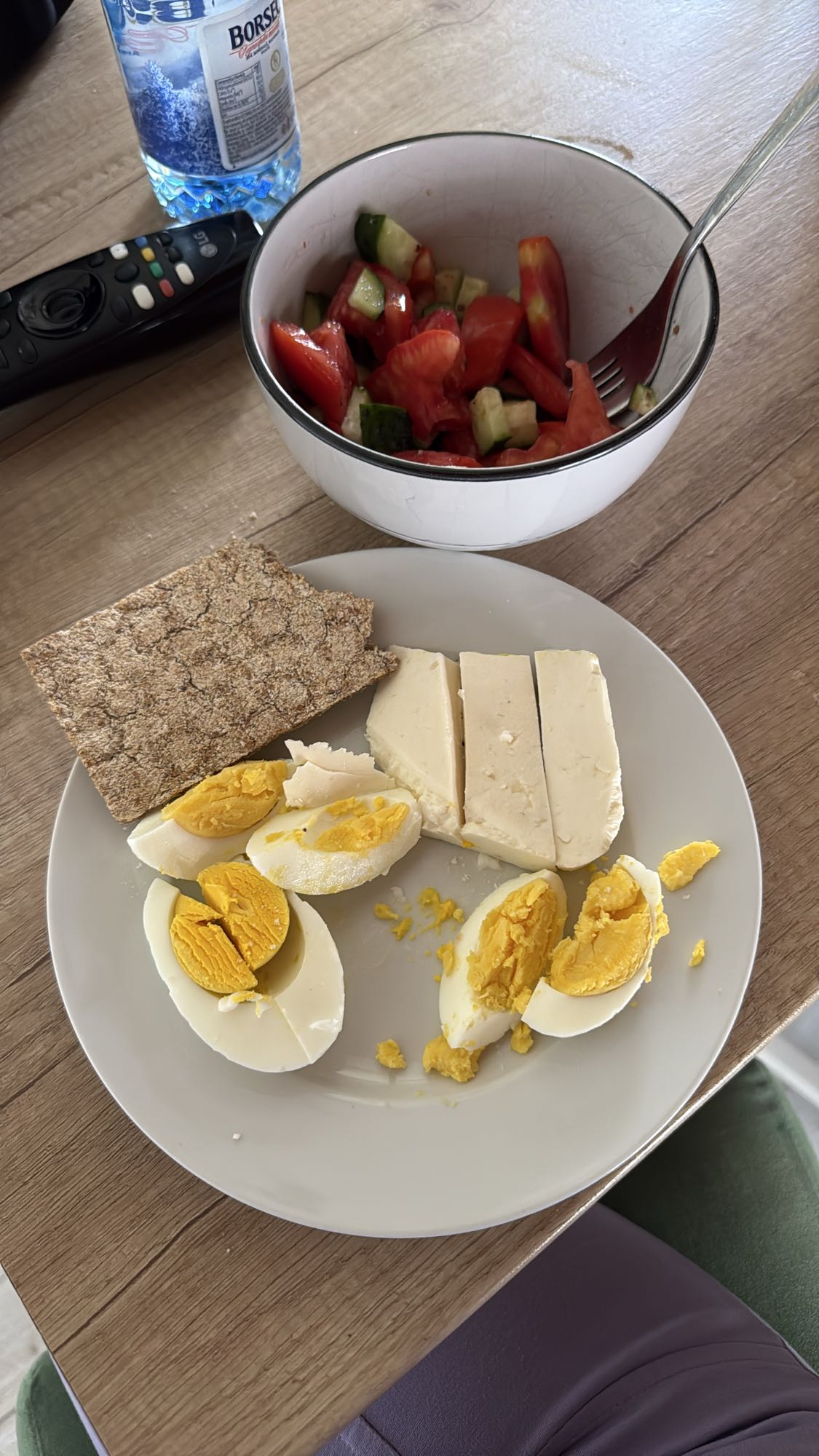 Mic dejun cu ou, brânză și salată