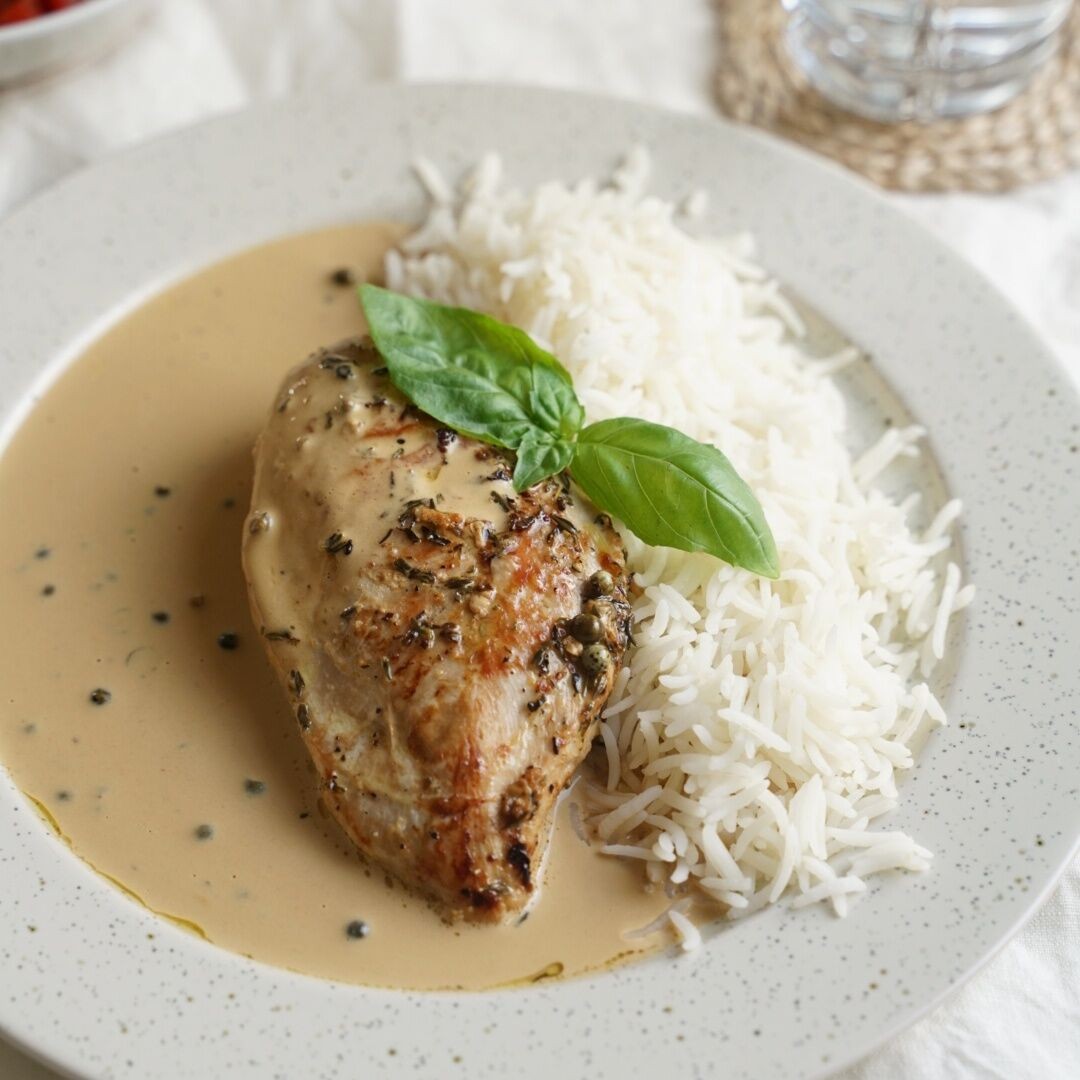 Chicken with rice and cream sauce