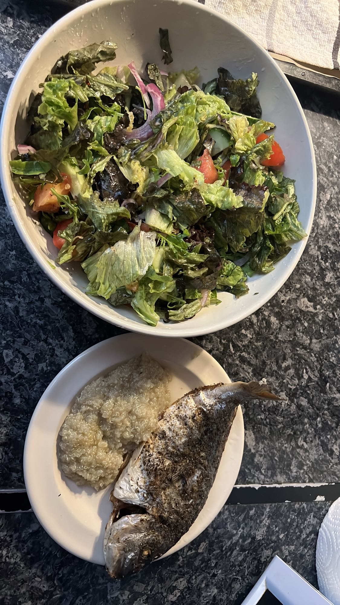 Pește cu quinoa și salată