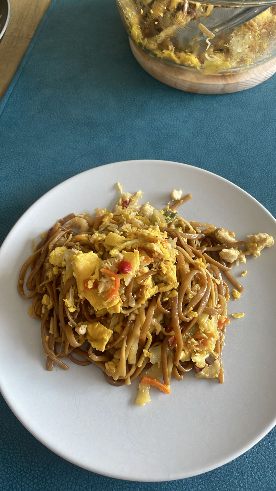 Gebakken noedels met ei en kip