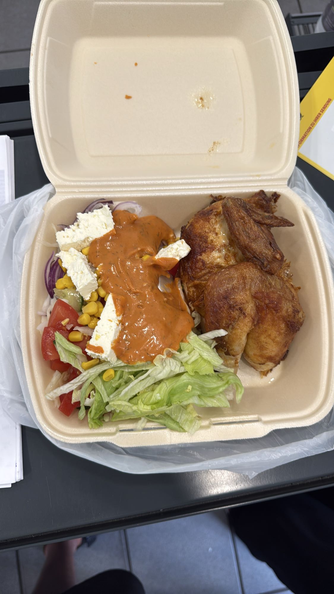 Kip met salade en feta