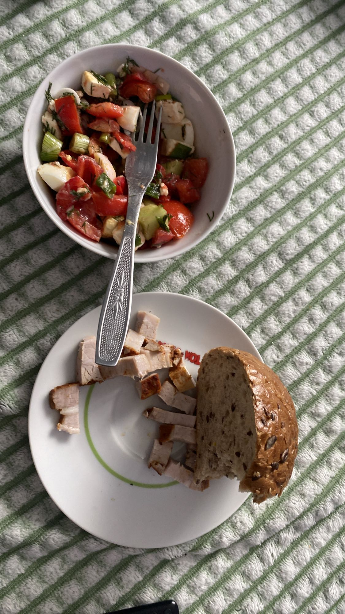 Salată cu pâine și carne