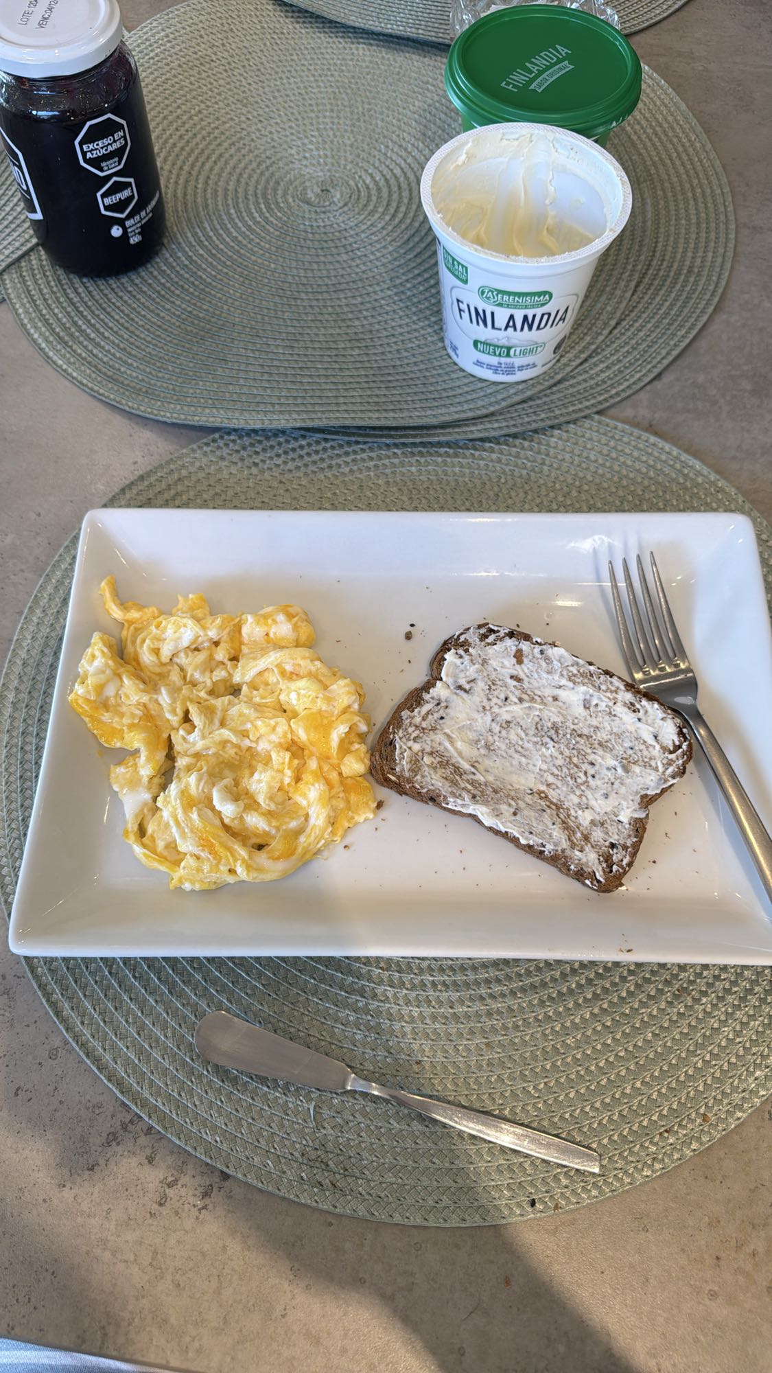 Desayuno con huevo y pan