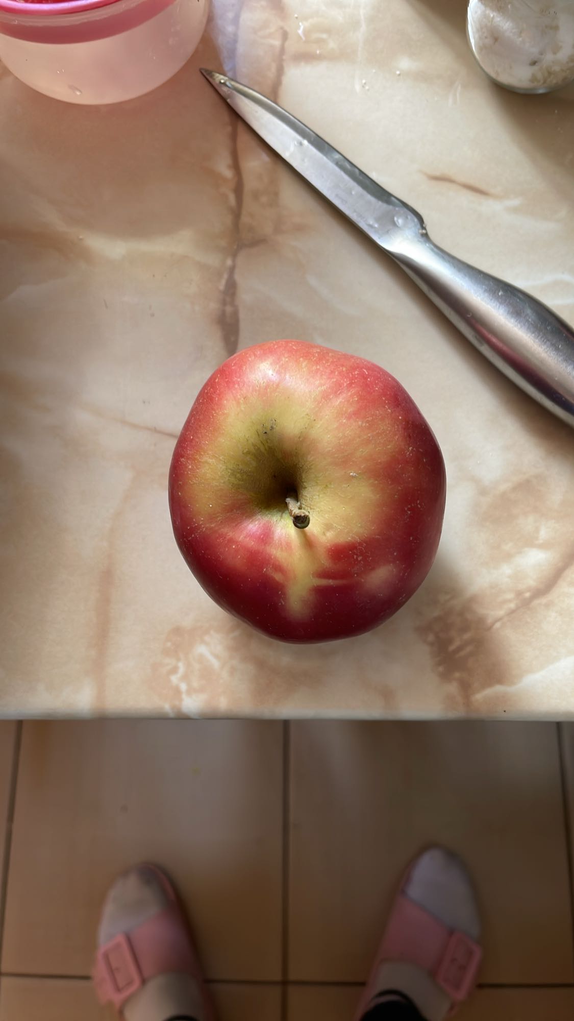 Măr roșu proaspăt