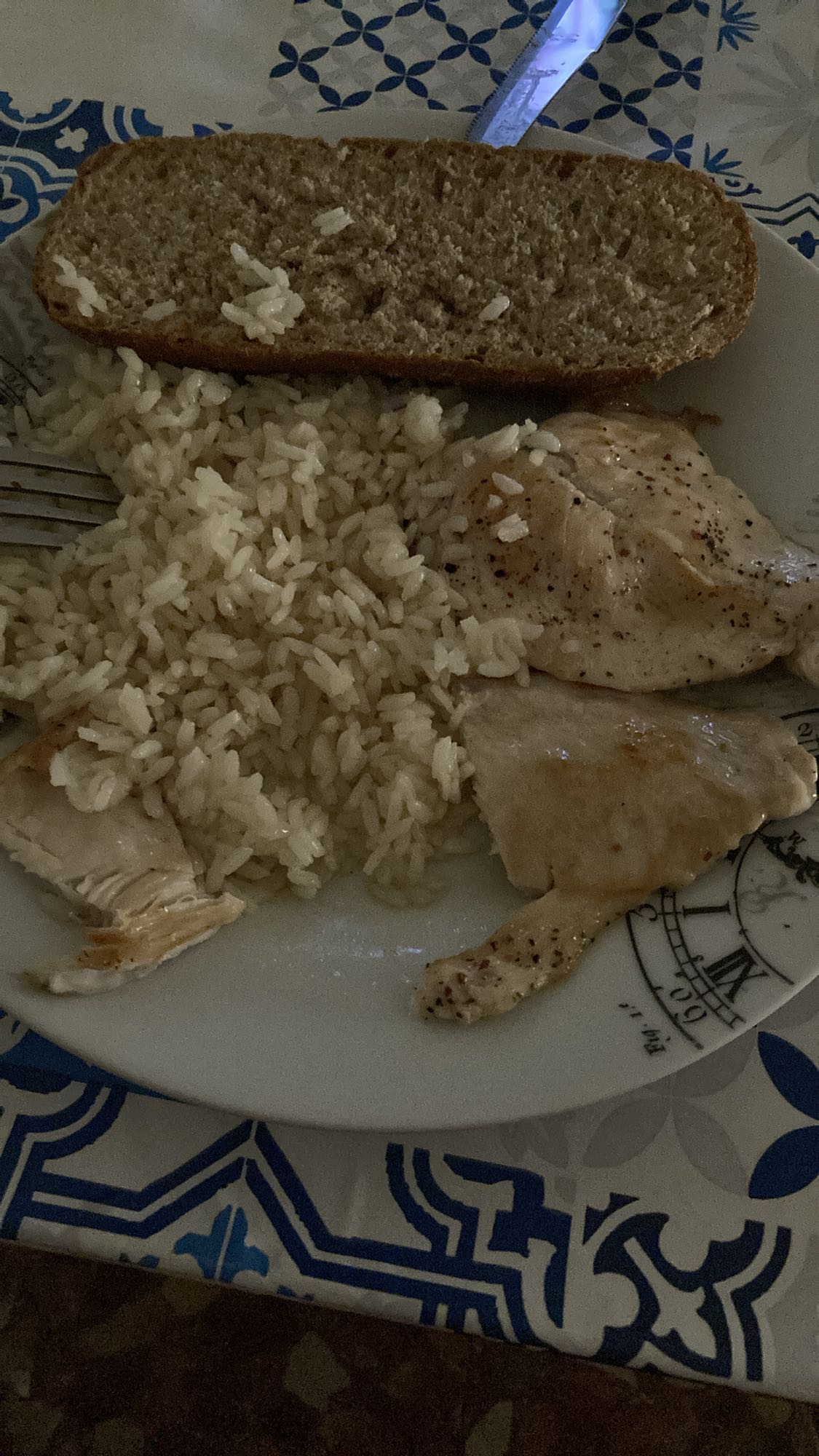 Pollo, arroz y pan integral