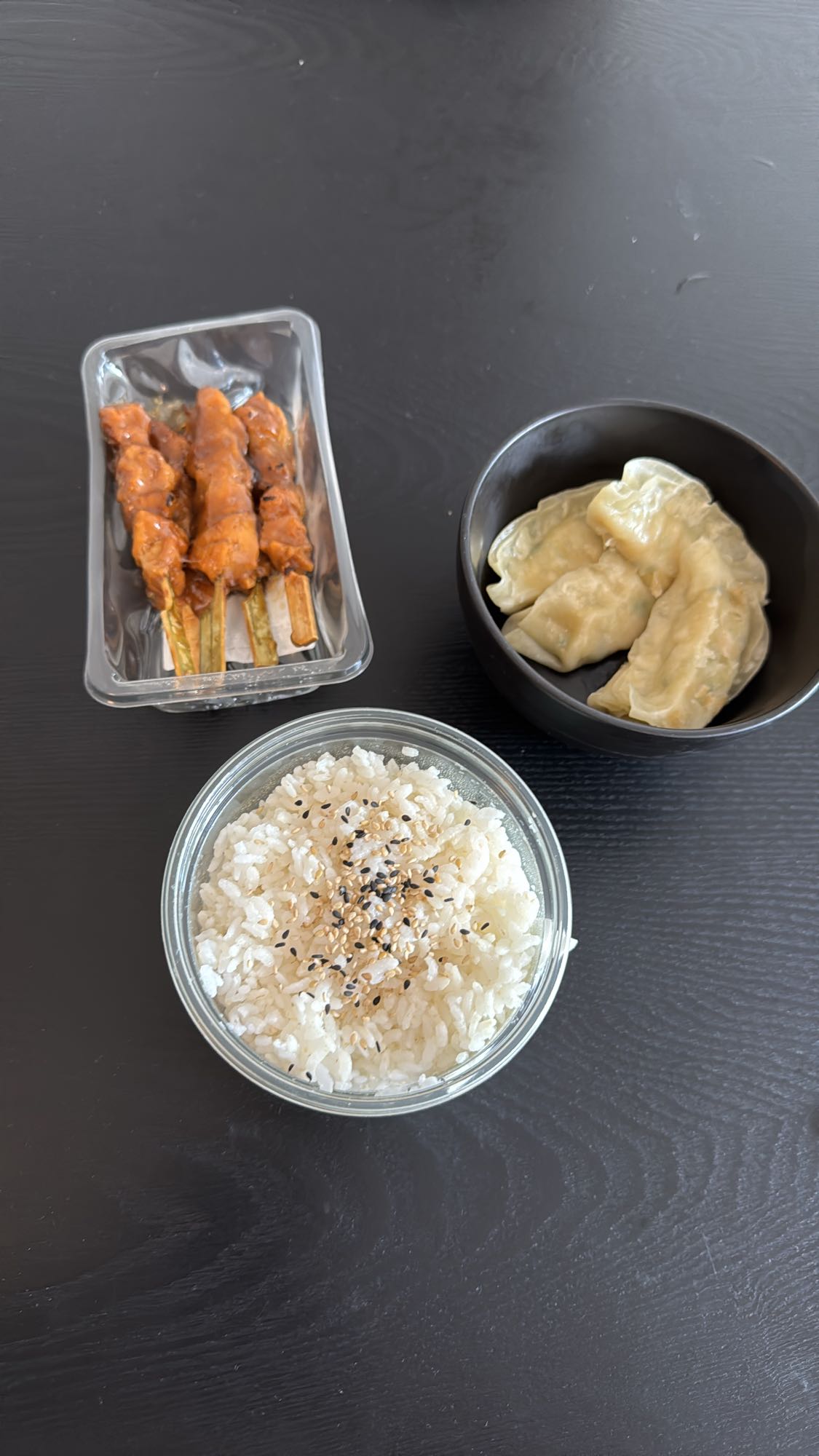 Brochettes, riz et raviolis