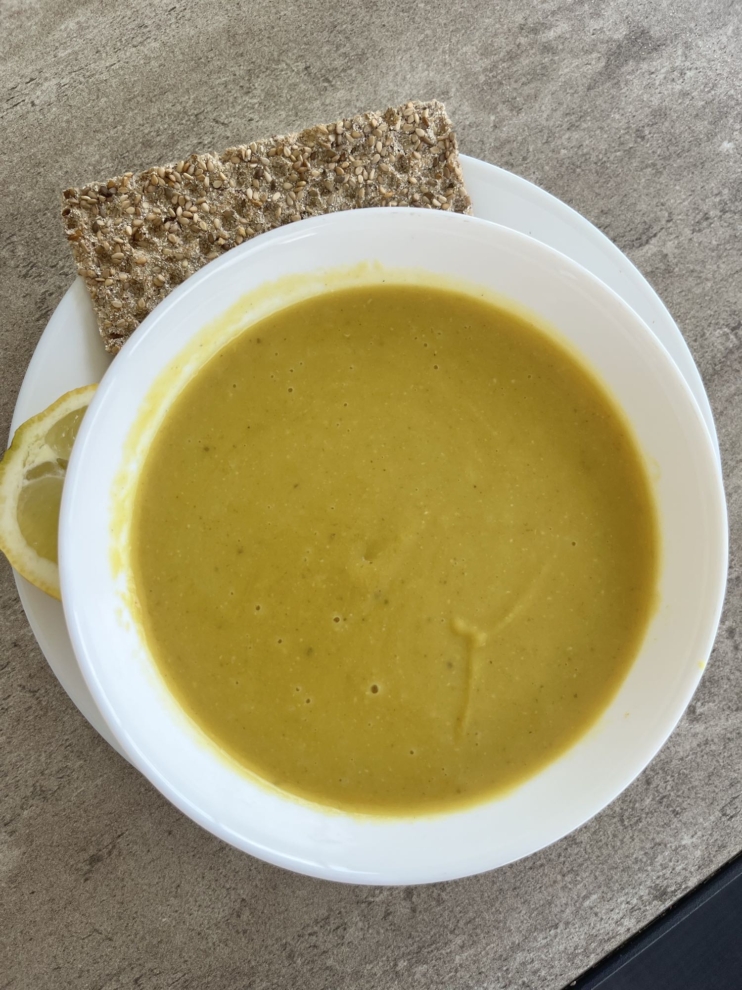 Supă de linte cu crackers