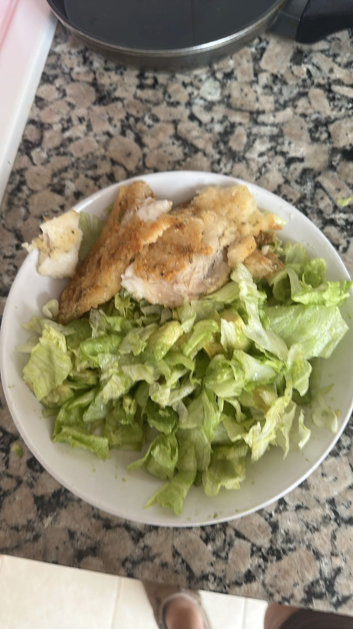 ensalada con pescado empanizado