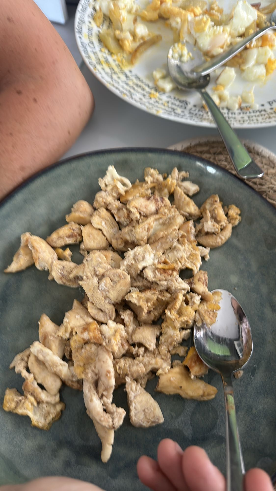 Pollo revuelto con huevo