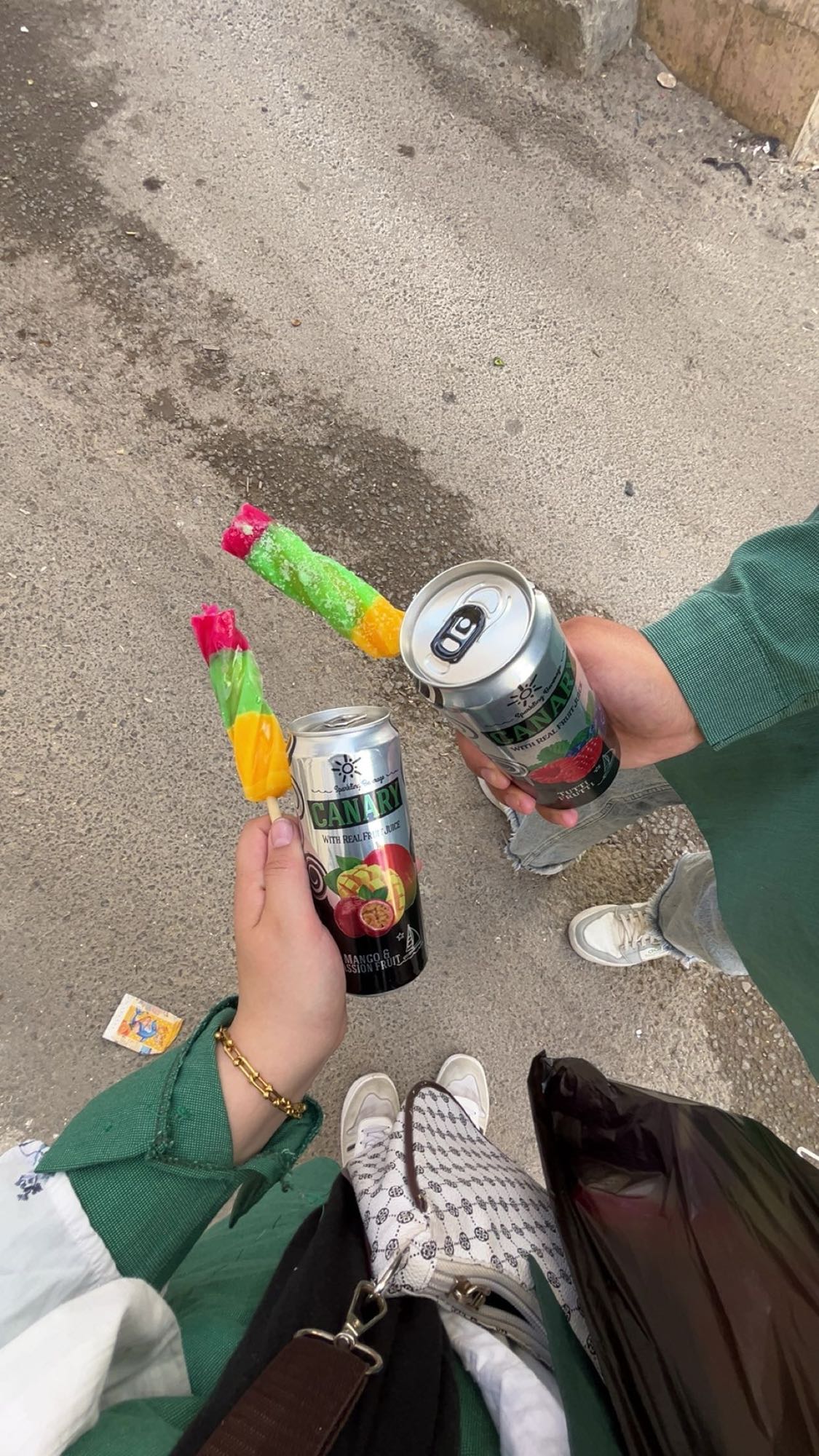 عصير وحلويات ملونة