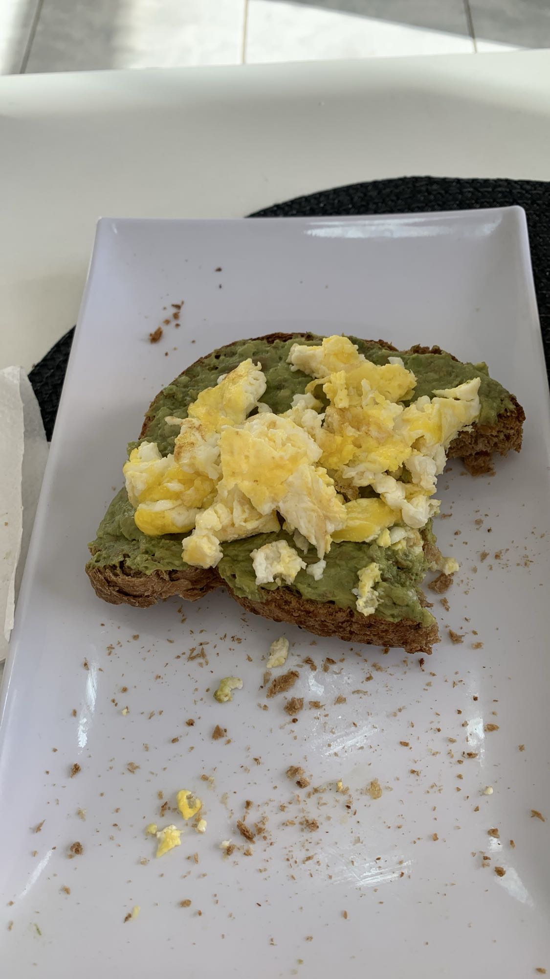 Tostada con aguacate y huevo