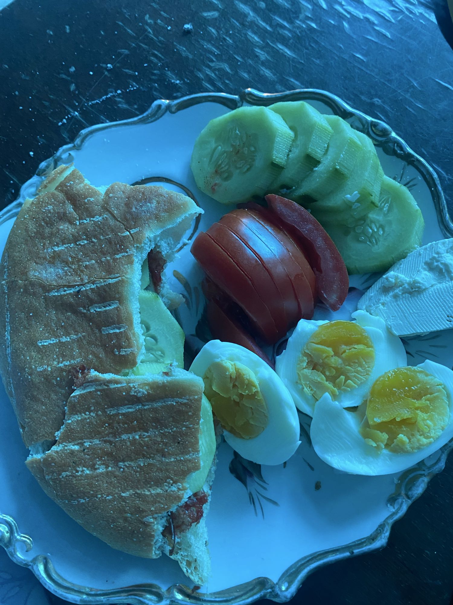 Завтрак с яйцом и овощами