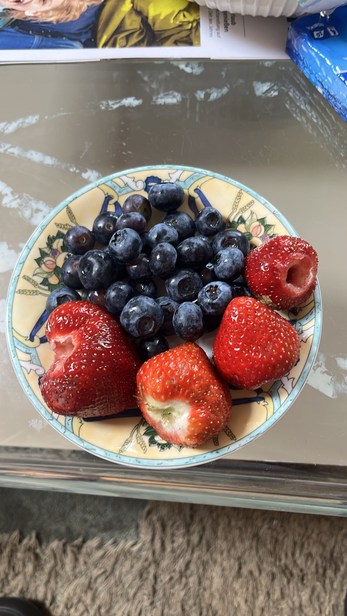 Bessen en aardbeien bord