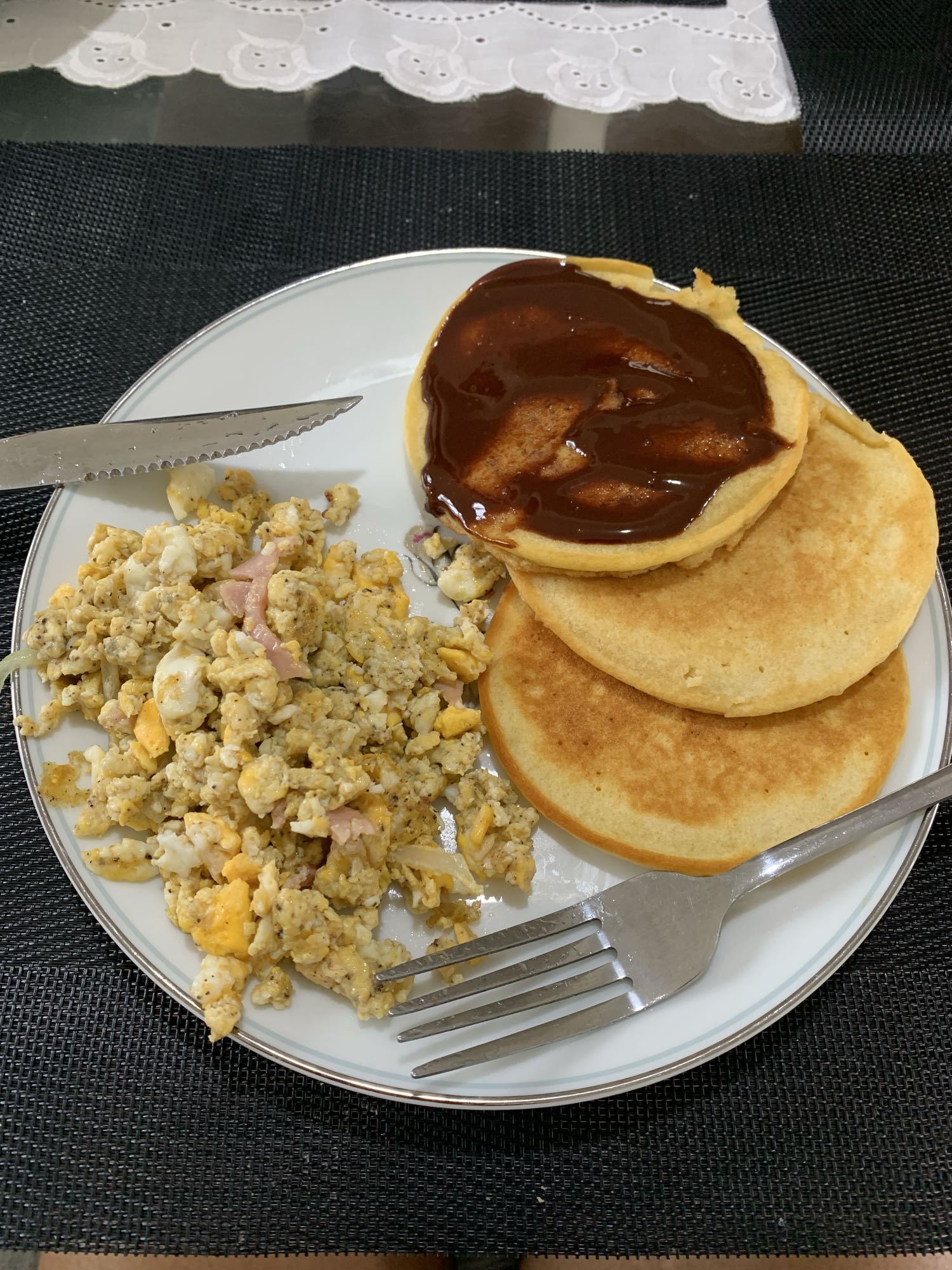 Pancakes con huevo, trocitos de jamón, chocolate derretido y syrop pearls milling