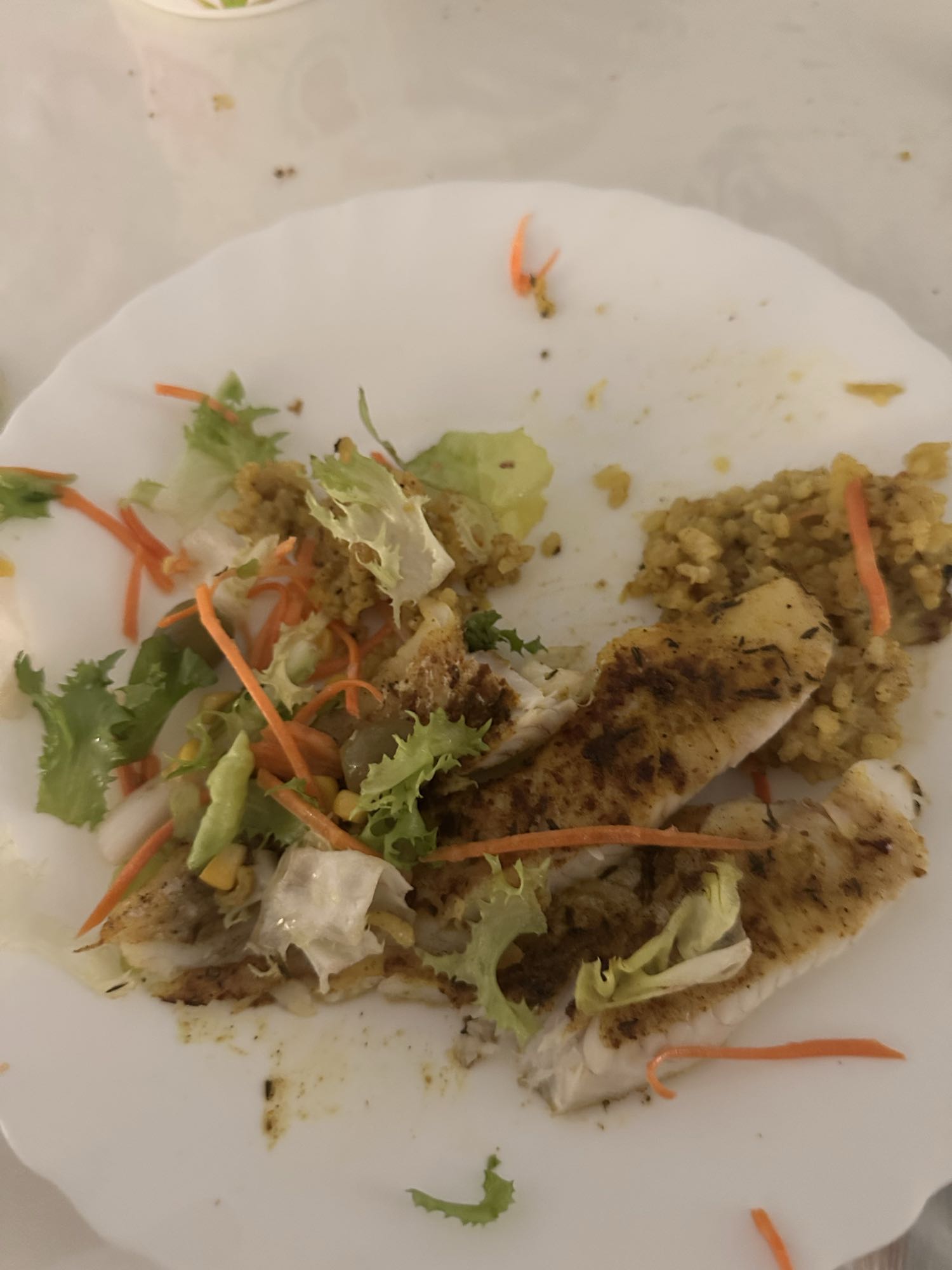 pescado con ensalada y arroz