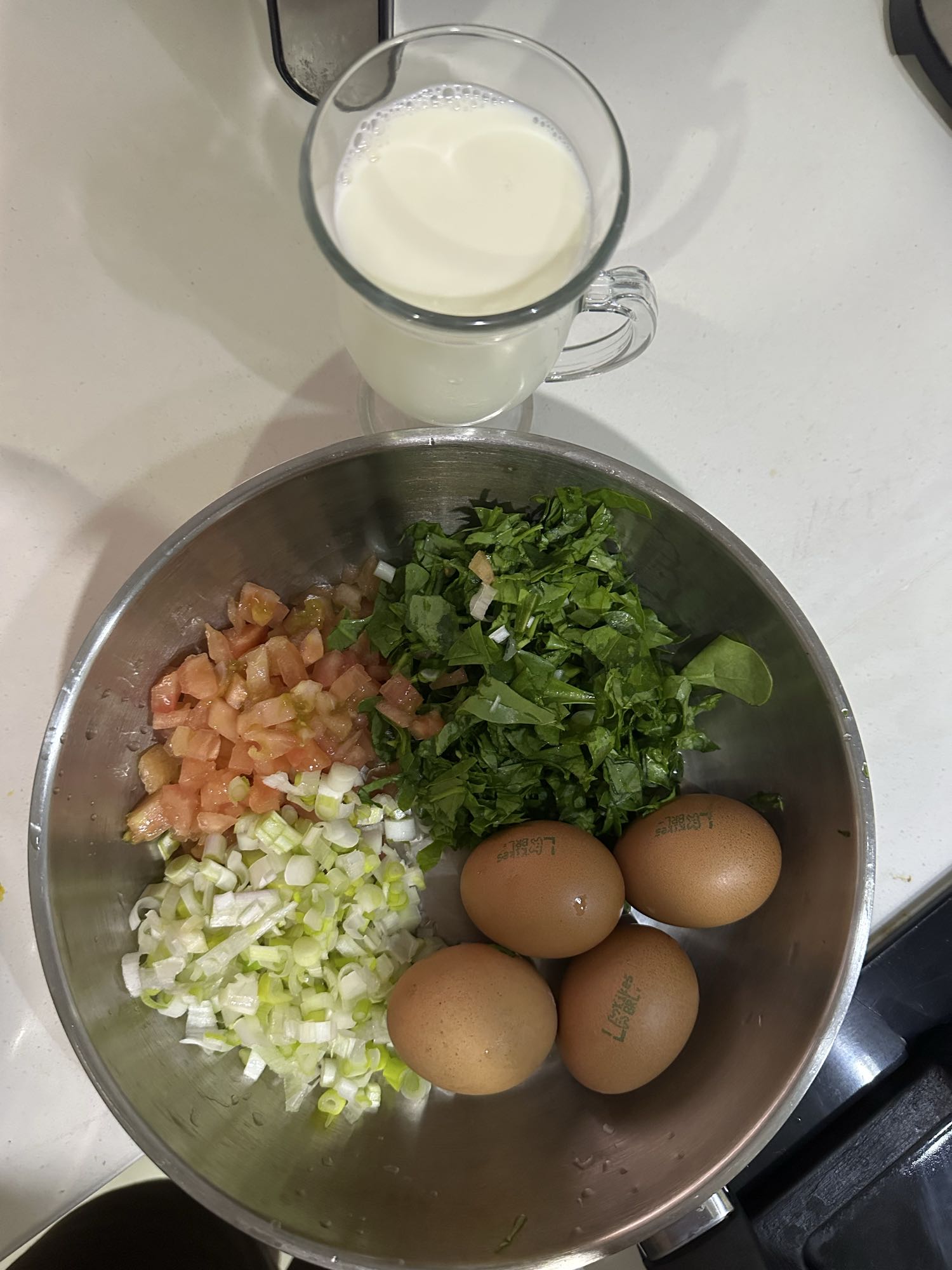 Huevos con verduras y leche