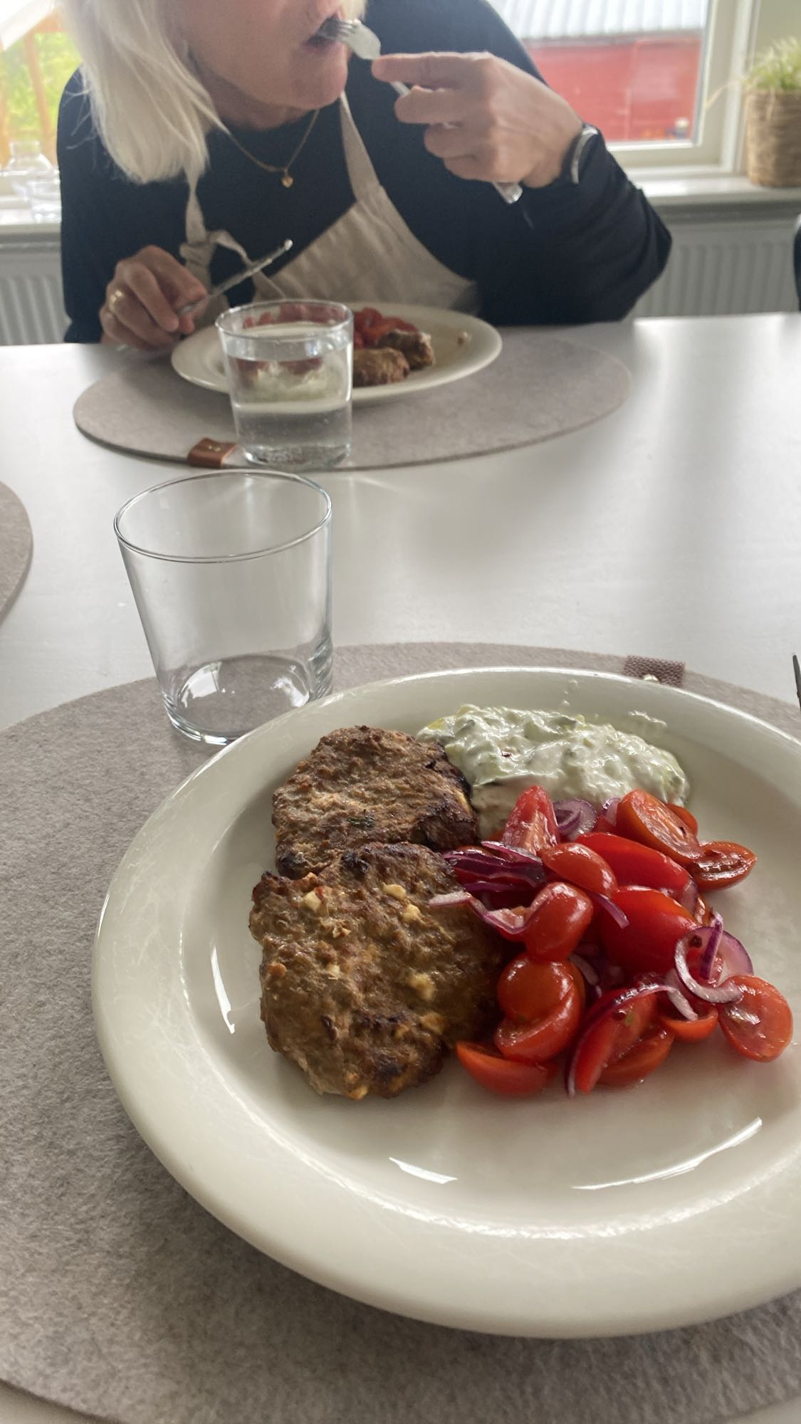 Köttfärsbiff med sallad