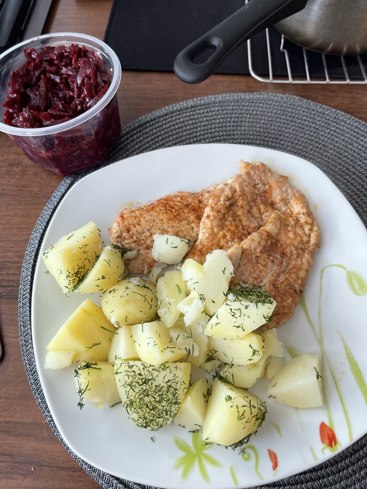 Kurczak z ziemniakami i buraczkami
