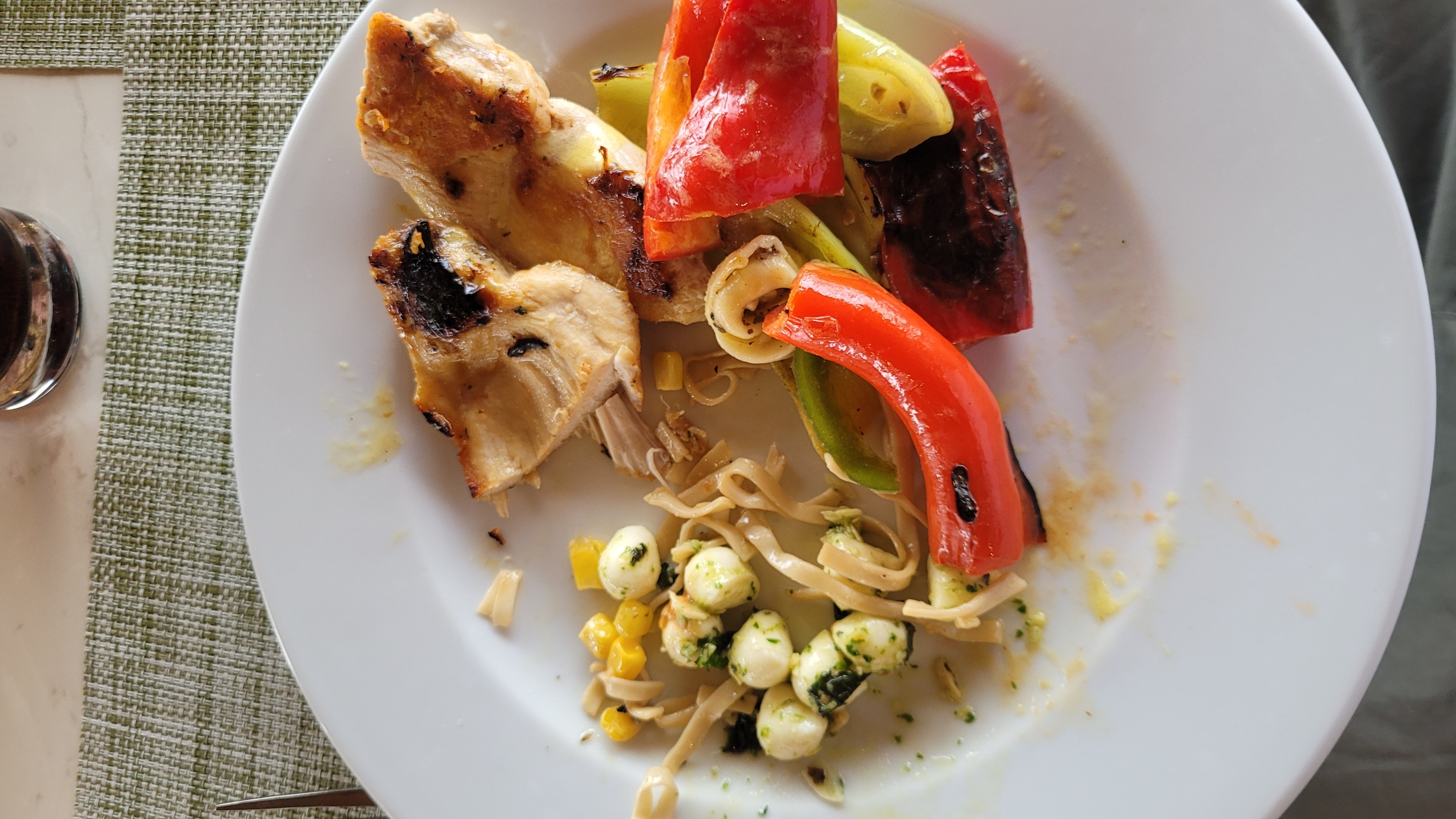 Gegrilltes Hähnchen mit Gemüse