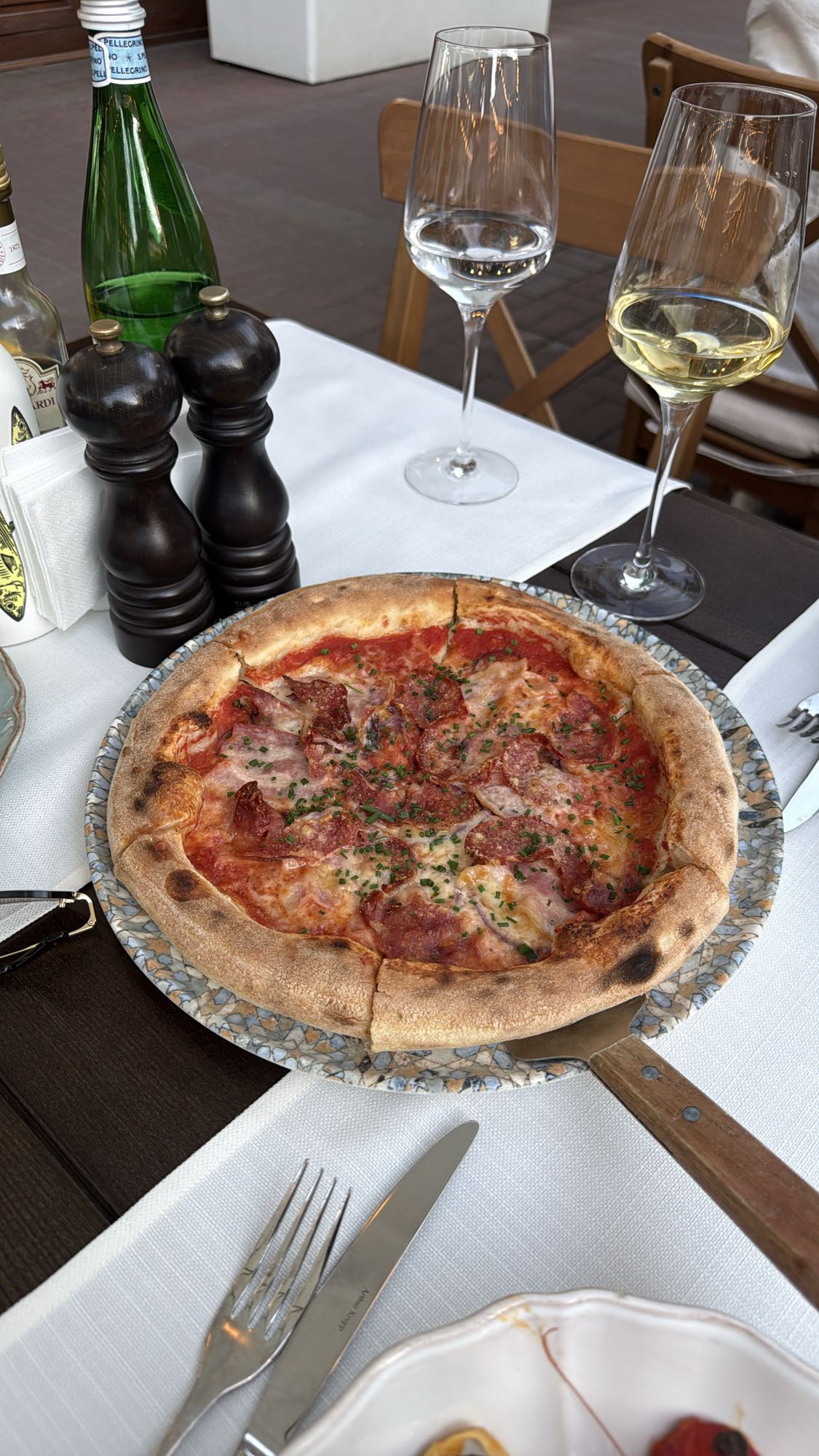 пицца с салями и ветчиной