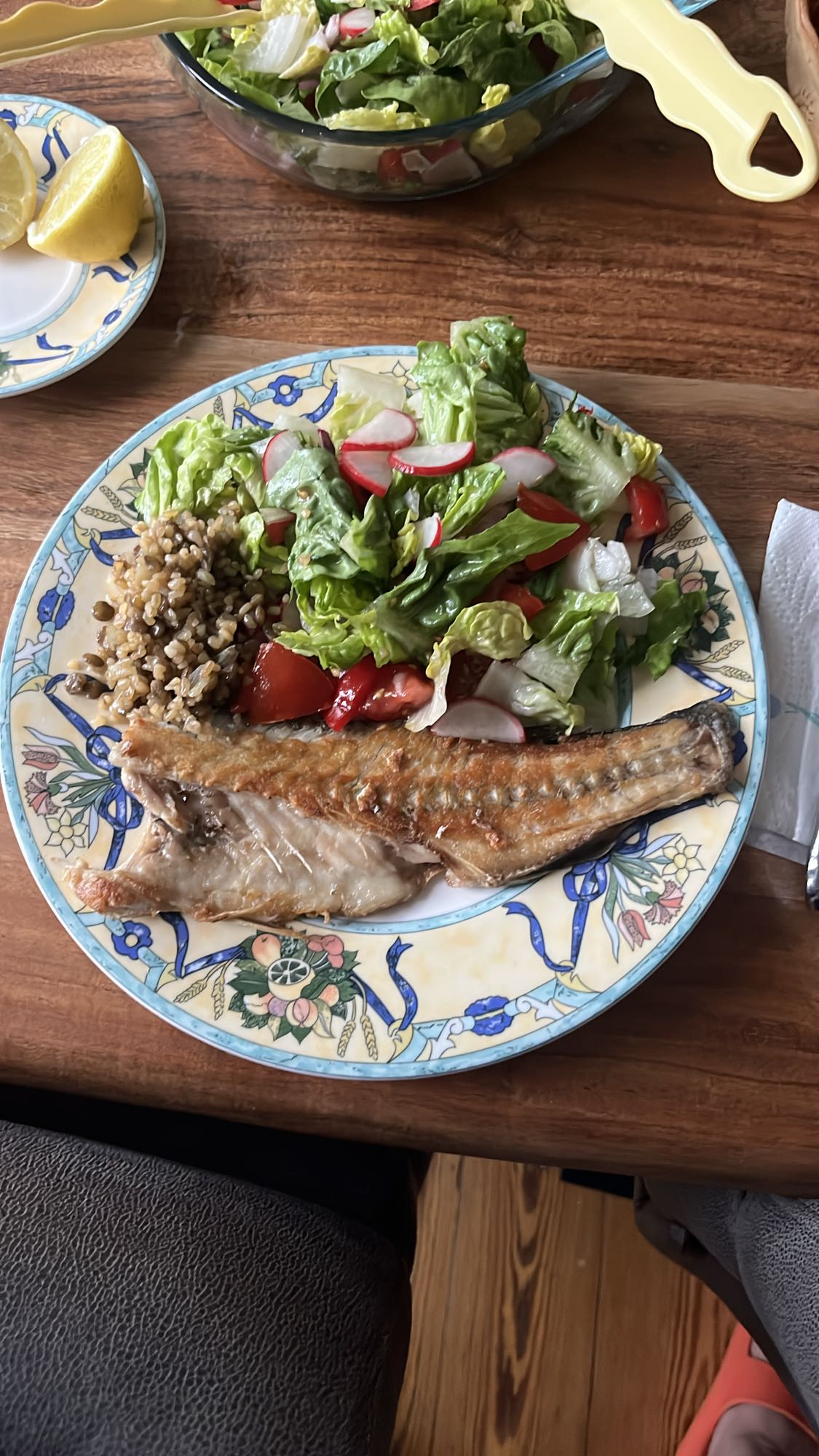 Gegrillter Fisch mit Salat