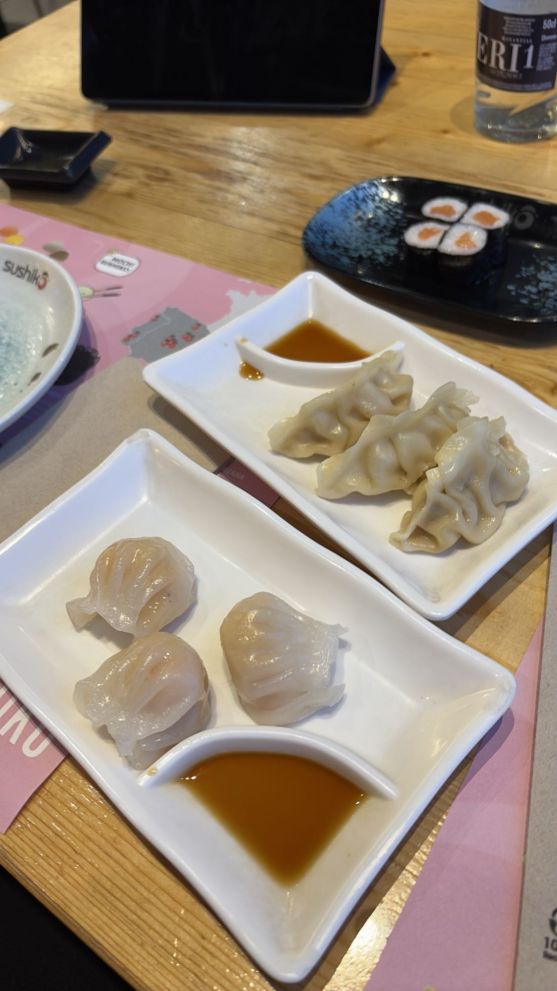 Dumplings y sushi maki