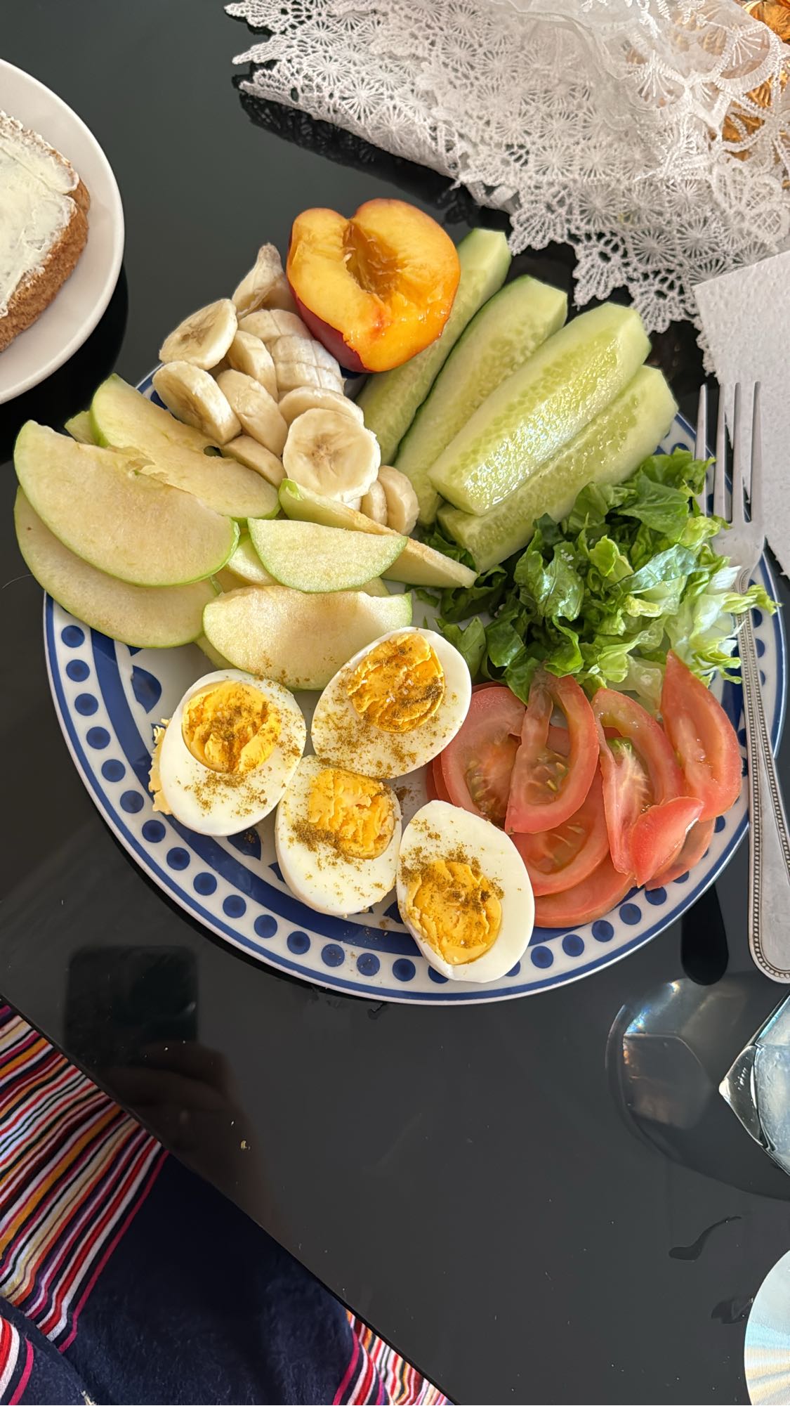 Plato fresco con huevo y frutas