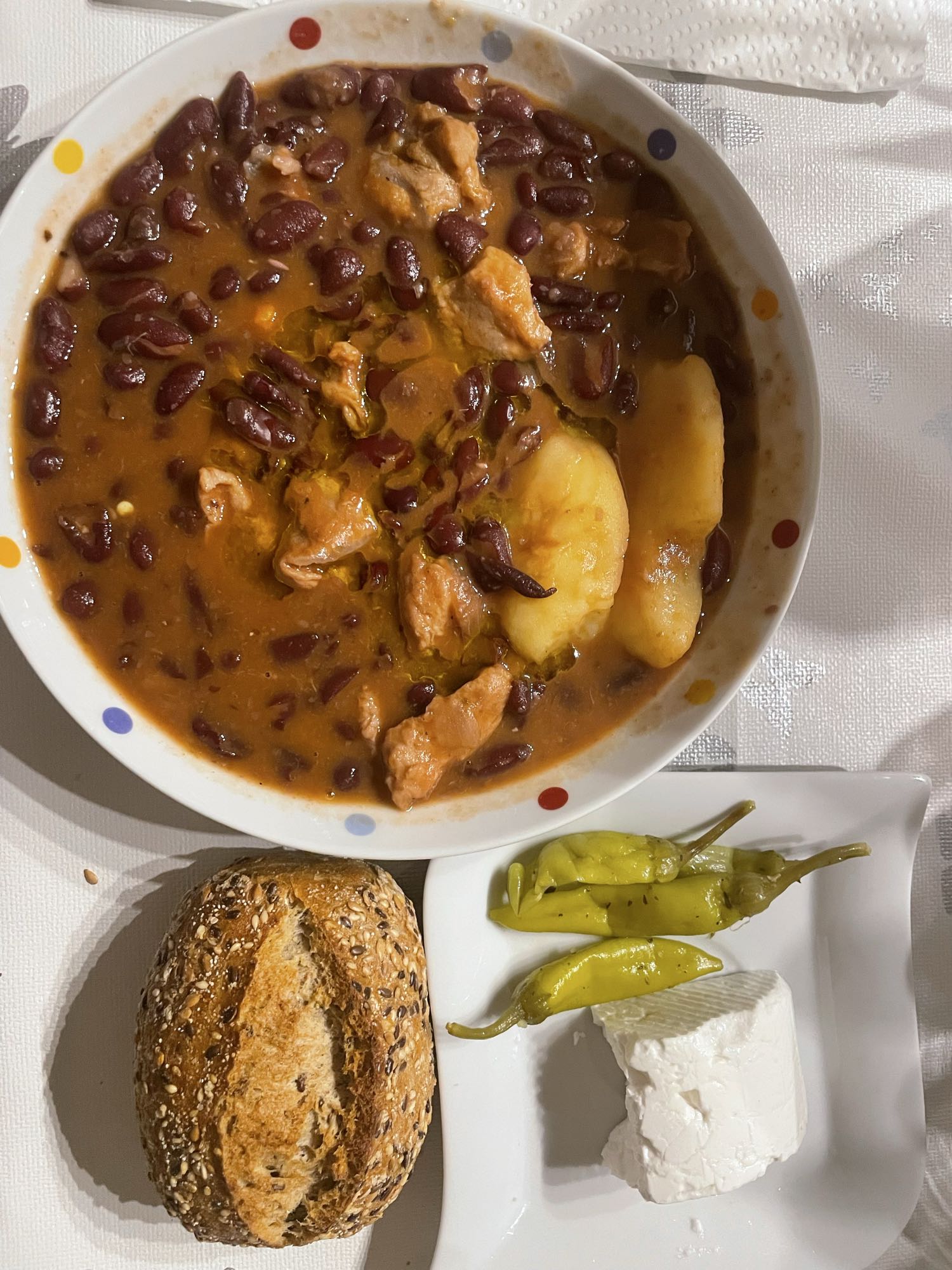 Fasulye, ekmek, peynir