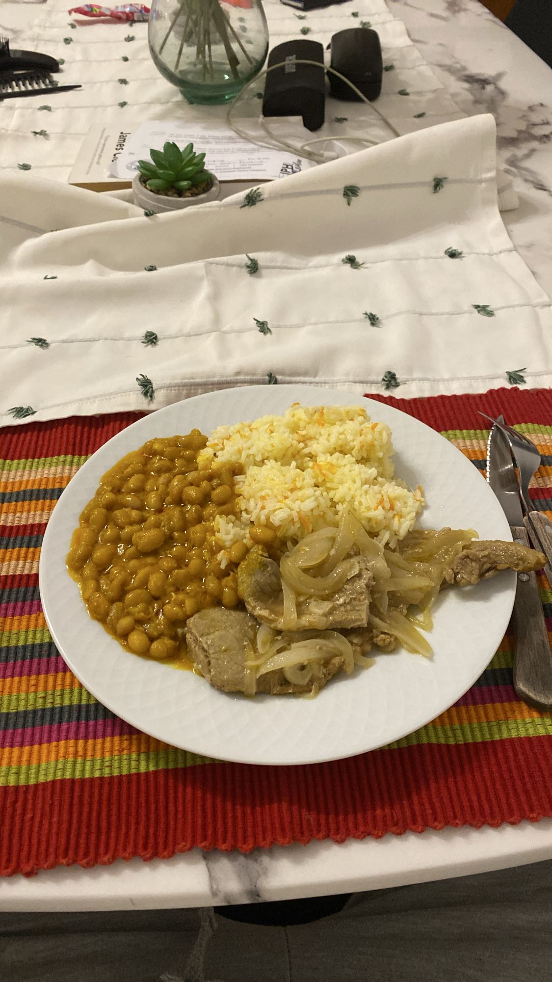 Arroz, feijão e carne acebolada
