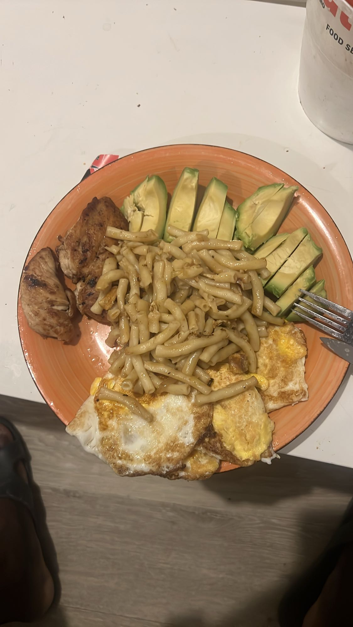 Poulet, pâtes et avocat