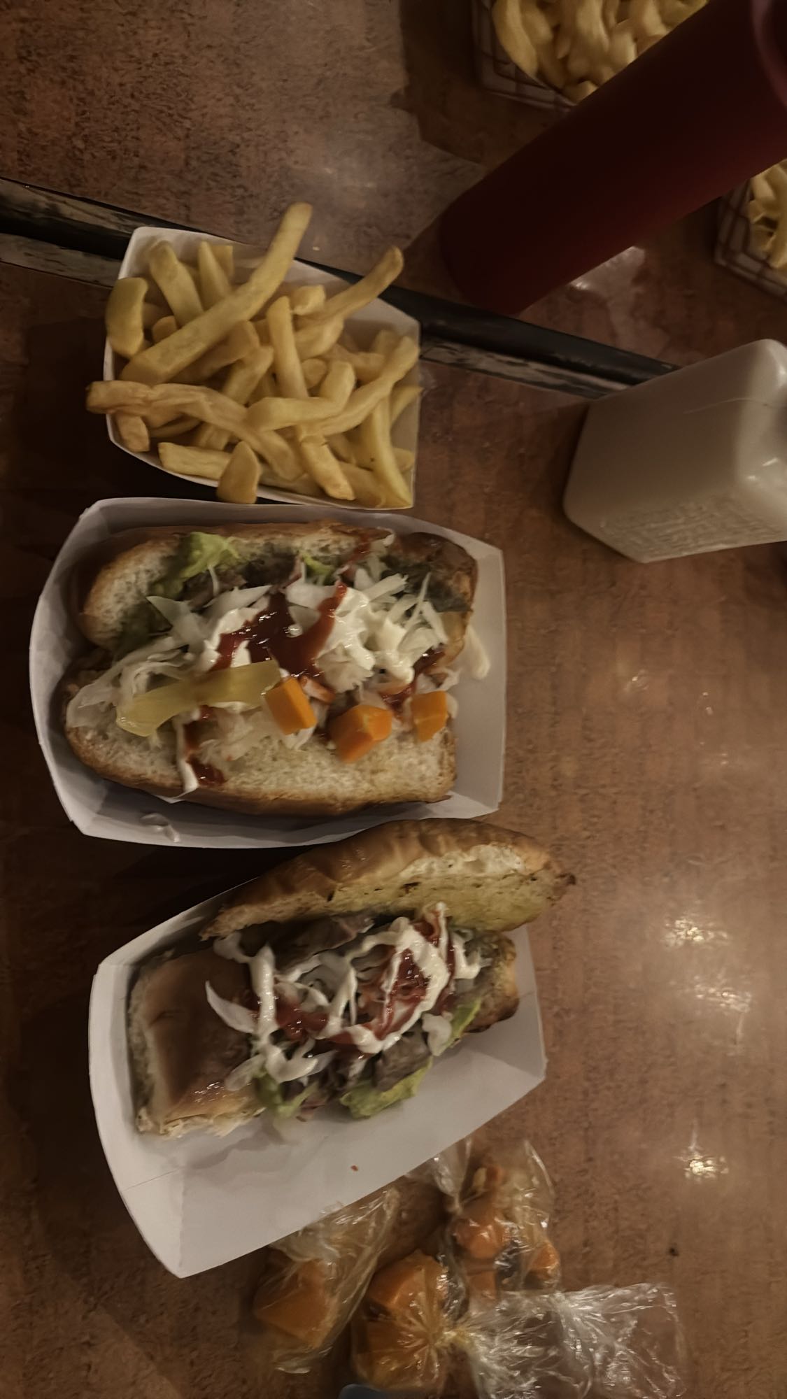 Hot dogs con papas fritas