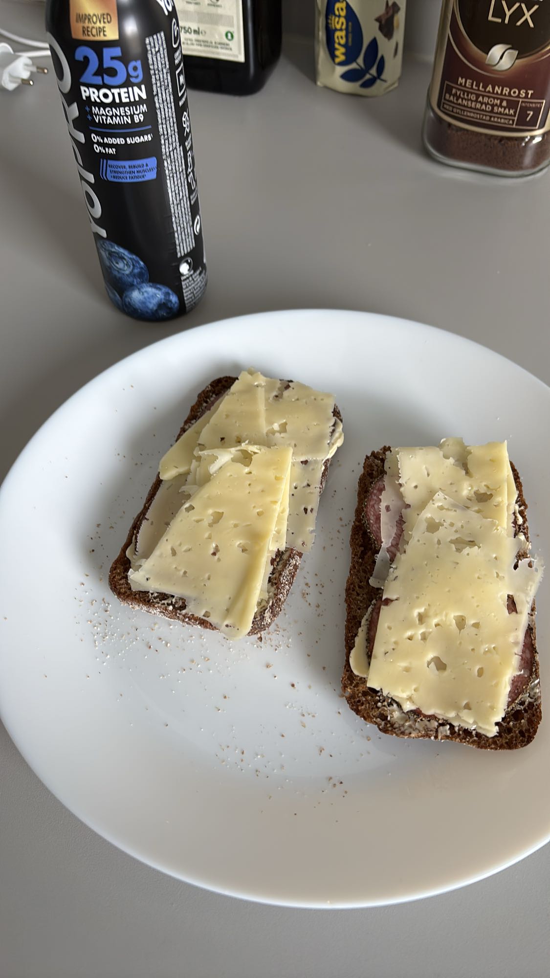 Ostsmörgås med proteindryck