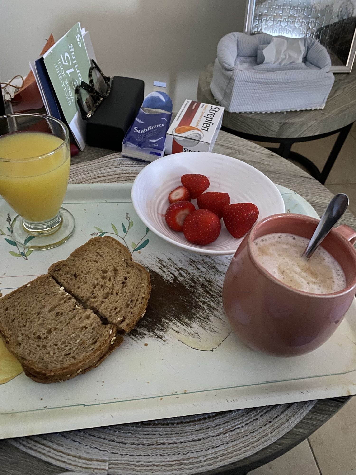 Ontbijt met brood en fruit