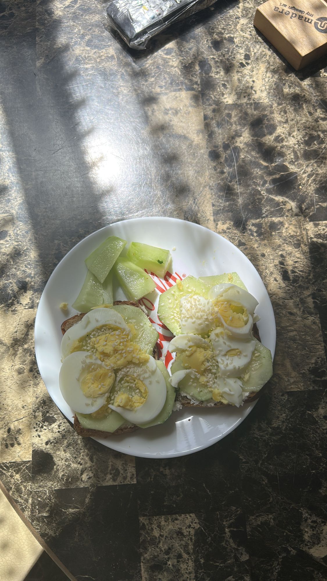 Яйца на тосте с огурцом