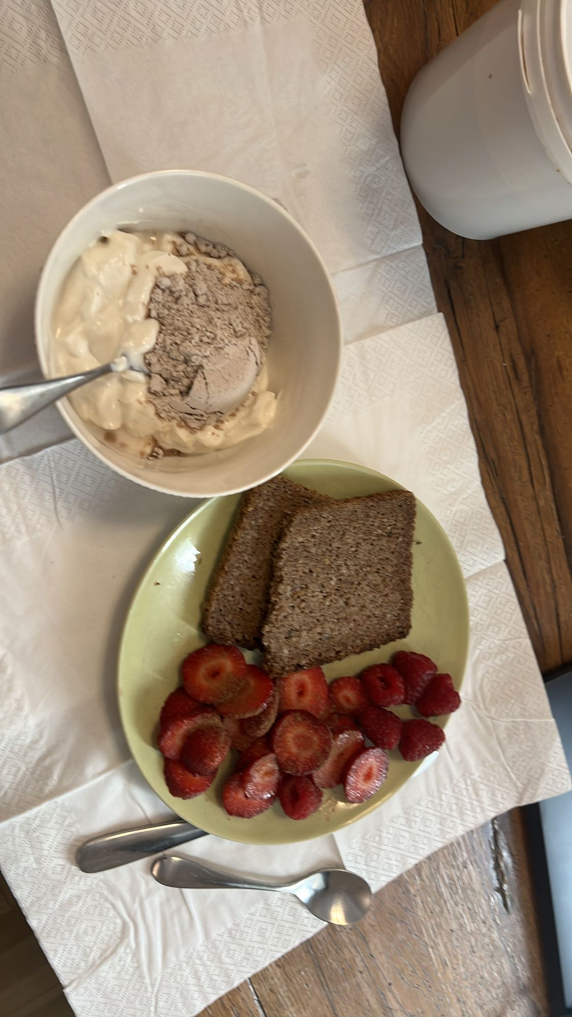 Πρωινό με γιαούρτι και φρούτα