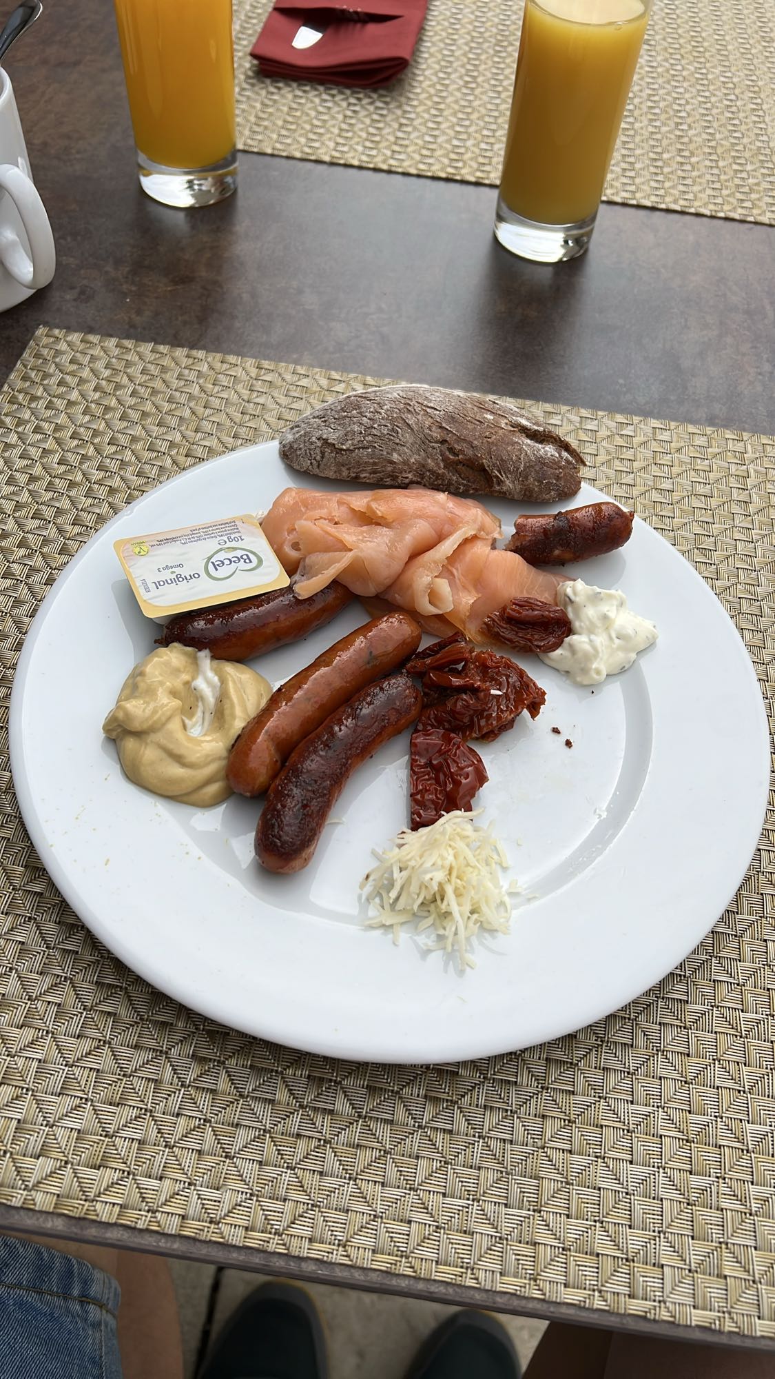 Wurst & Lachs Frühstück