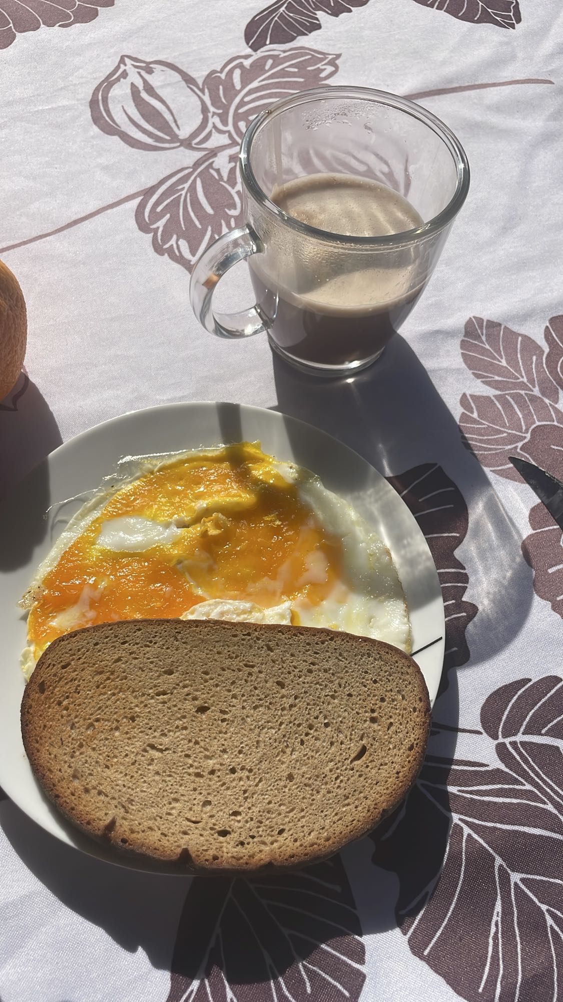 Petit-déjeuner œufs pain café