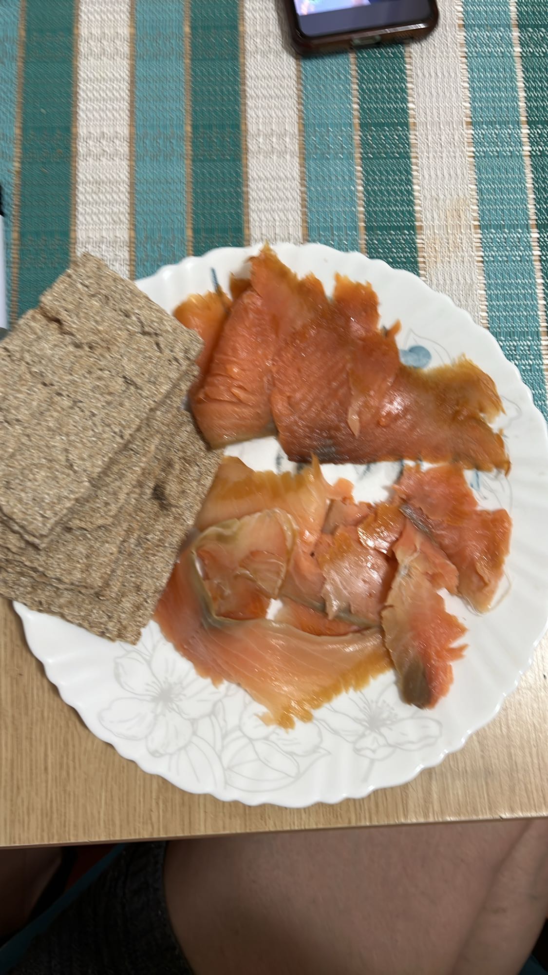 Pastrăv afumat cu crackers