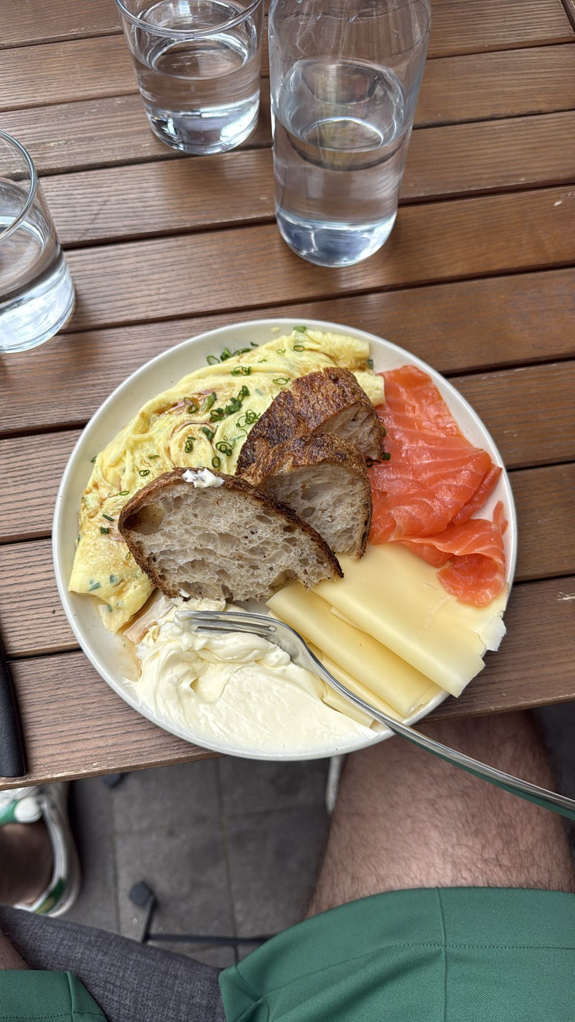 Омлет с лососем и хлебом