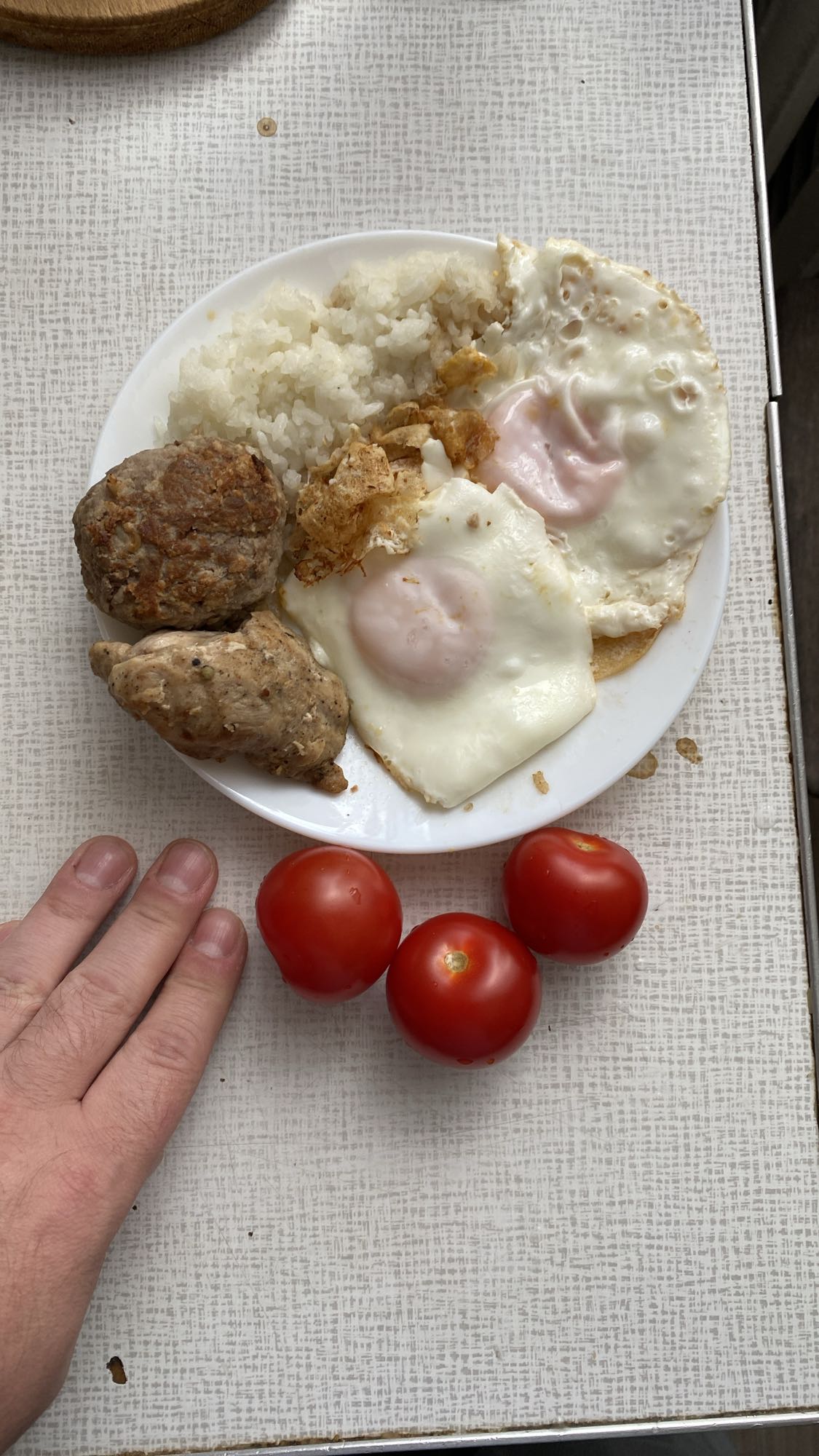 Яйца с рисом и котлетами